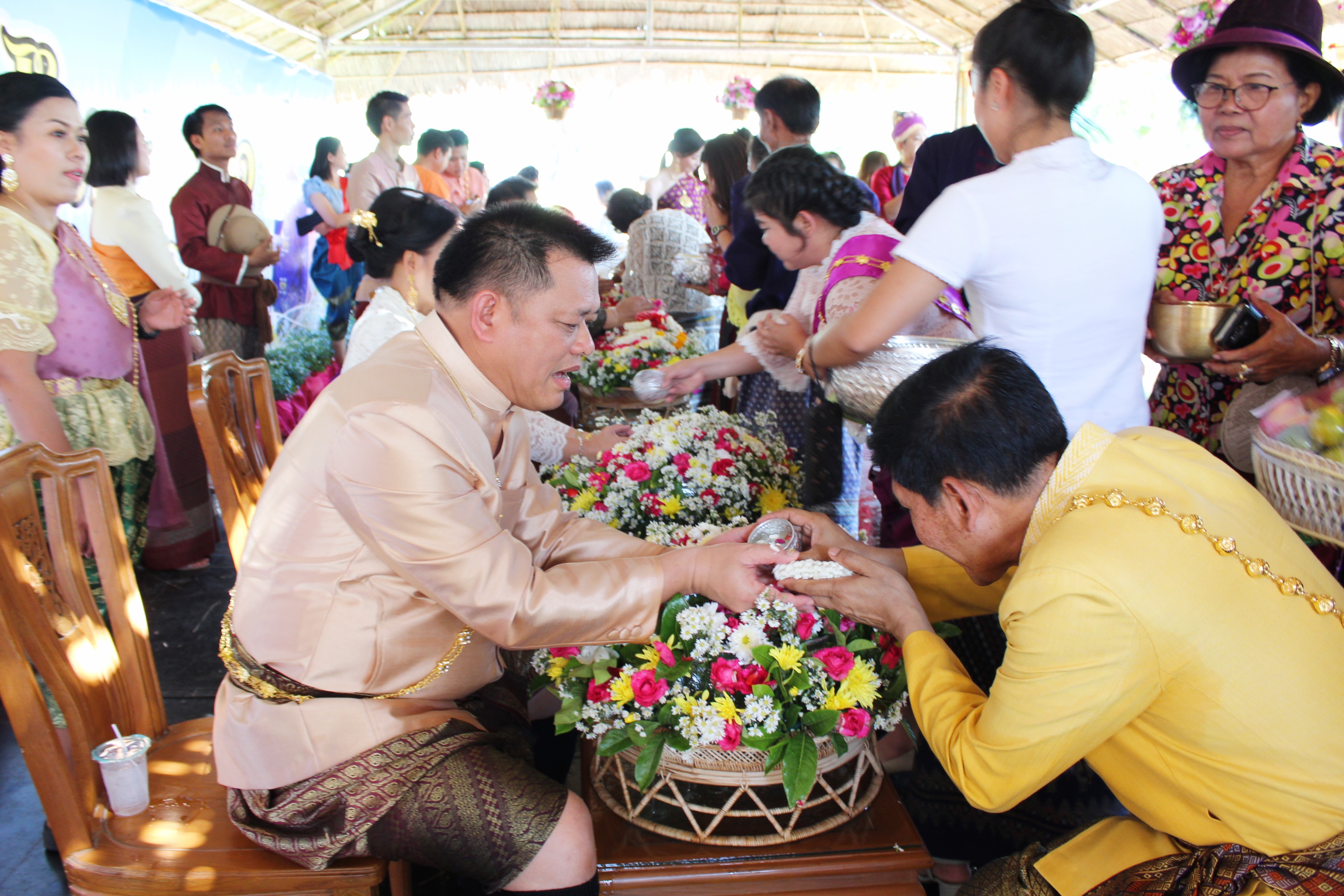 “รดน้ำดำหัวขอพรผู้ว่าราชการจังหวัดสุโขทัย เนื่องในประเพณีสงกรานต์ ปีใหม่ไทย 2561”
