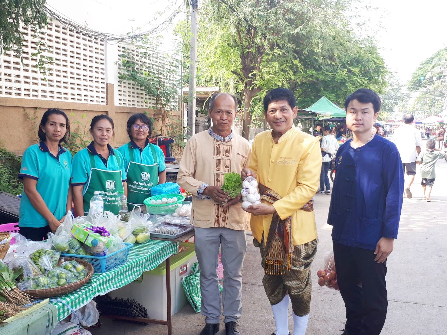 วันที่ 18 เมษายน 2561 เวลา 08.30 น. นายสุวิน พึ่งเงิน พัฒนาการจังหวัดสุโขทัย พร้อมด้วยนักวิชาการพัฒนาชุมชนจังหวัด ตรวจเยี่ยม “ตลาดประชารัฐ คนไทยยิ้มได้”