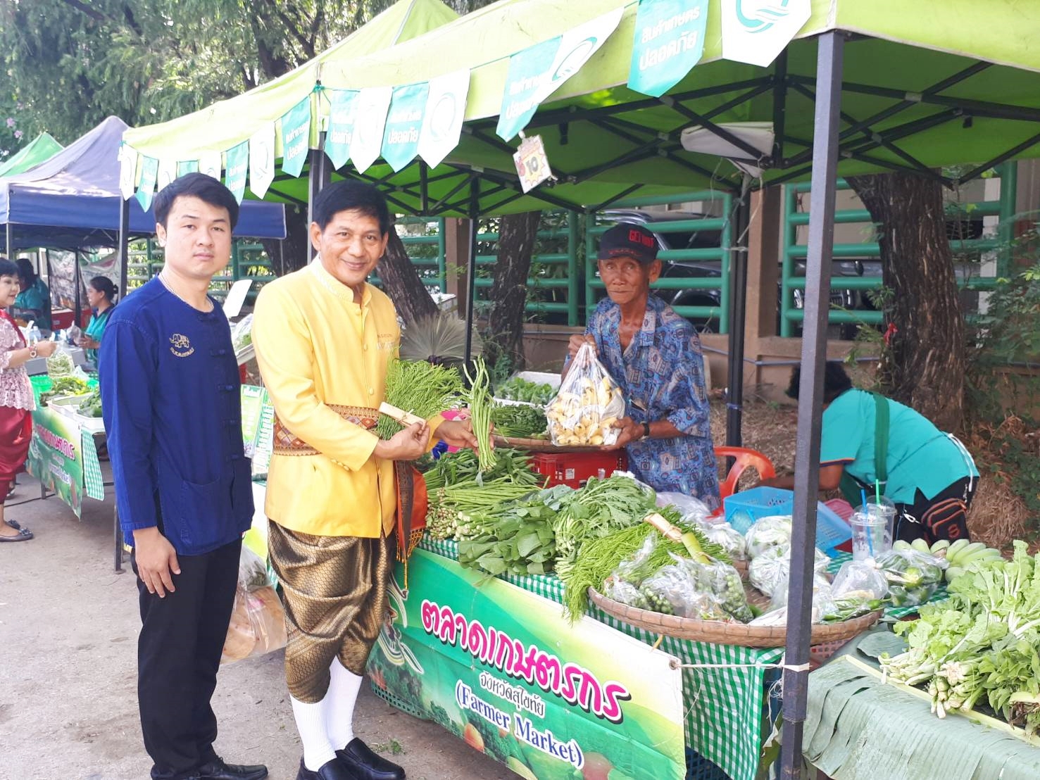 วันที่ 18 เมษายน 2561 เวลา 08.30 น. นายสุวิน พึ่งเงิน พัฒนาการจังหวัดสุโขทัย พร้อมด้วยนักวิชาการพัฒนาชุมชนจังหวัด ตรวจเยี่ยม “ตลาดประชารัฐ คนไทยยิ้มได้”