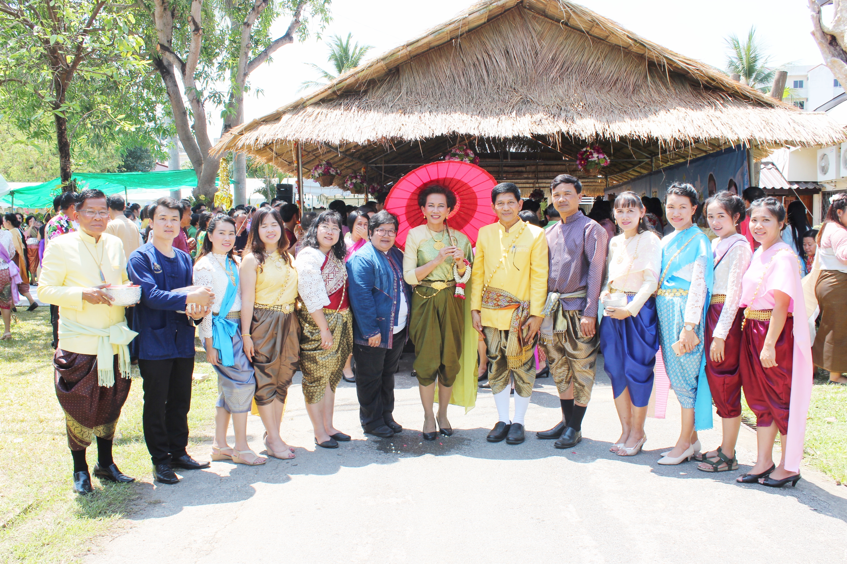 “รดน้ำดำหัวขอพรผู้ว่าราชการจังหวัดสุโขทัย เนื่องในประเพณีสงกรานต์ ปีใหม่ไทย 2561”