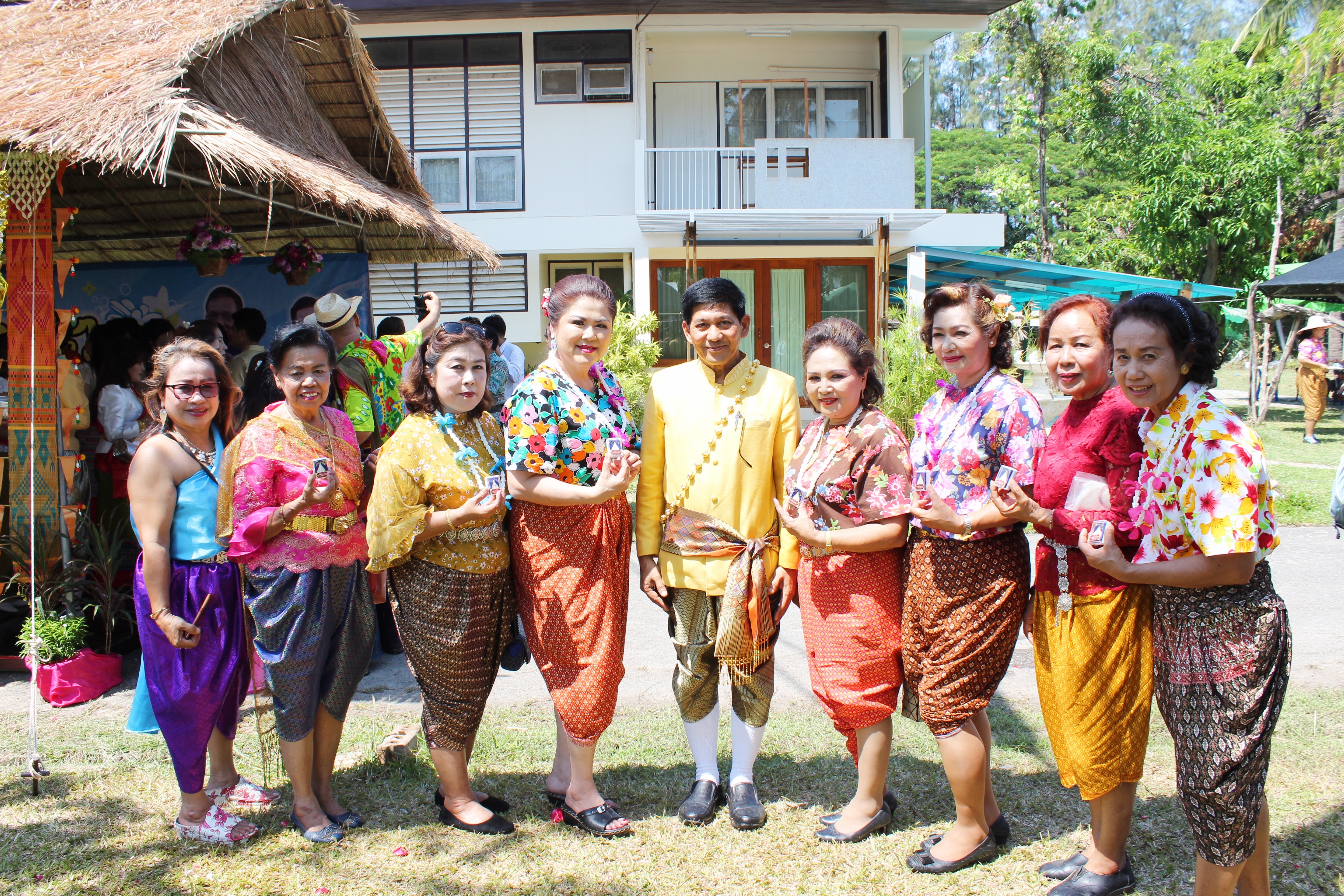 “รดน้ำดำหัวขอพรผู้ว่าราชการจังหวัดสุโขทัย เนื่องในประเพณีสงกรานต์ ปีใหม่ไทย 2561”