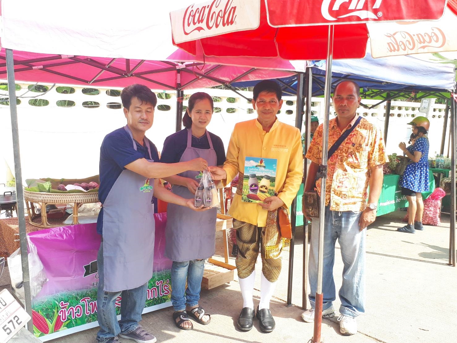 วันที่ 18 เมษายน 2561 เวลา 08.30 น. นายสุวิน พึ่งเงิน พัฒนาการจังหวัดสุโขทัย พร้อมด้วยนักวิชาการพัฒนาชุมชนจังหวัด ตรวจเยี่ยม “ตลาดประชารัฐ คนไทยยิ้มได้”