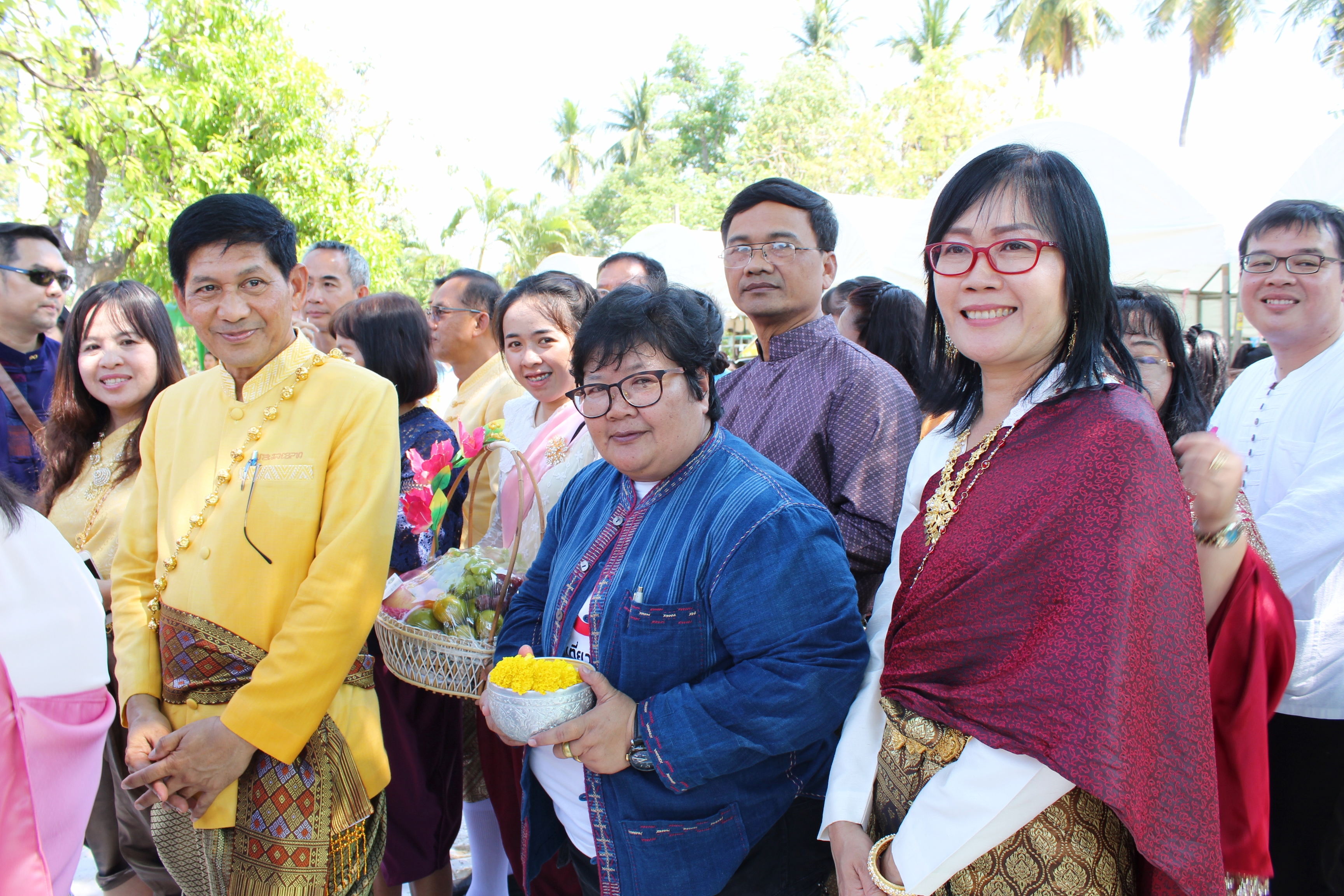 “รดน้ำดำหัวขอพรผู้ว่าราชการจังหวัดสุโขทัย เนื่องในประเพณีสงกรานต์ ปีใหม่ไทย 2561”