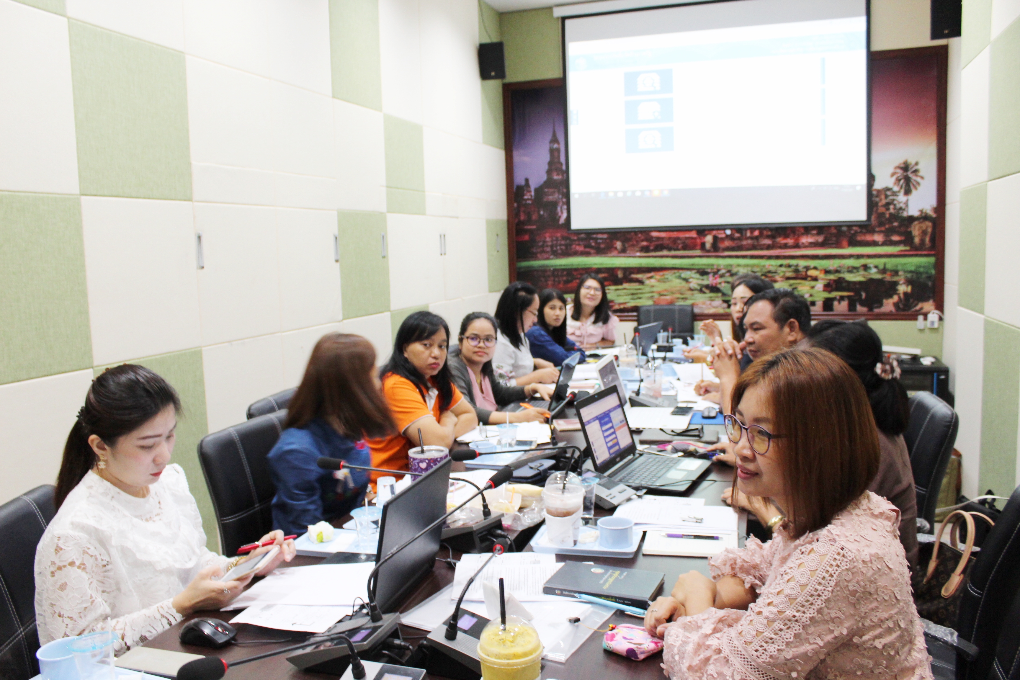 วันที่ 21 มิถุนายน 2561 นายสุวิน พึ่งเงิน พัฒนาการจังหวัดสุโขทัย เป็นประธานการประชุม ซักซ้อมแนวทางการดำเนินการจัดซื้อจัดจ้างตามโครงการชุมชนท่องเที่ยว OTOP นวัตวิถี จังหวัดสุโขทัย เพื่อให้การดำเนินงานทางด้านพัสดุเป็นไปด้วยความเรียบร้อย ถูกต้อง เป็นไปตามระเบียบราชการ