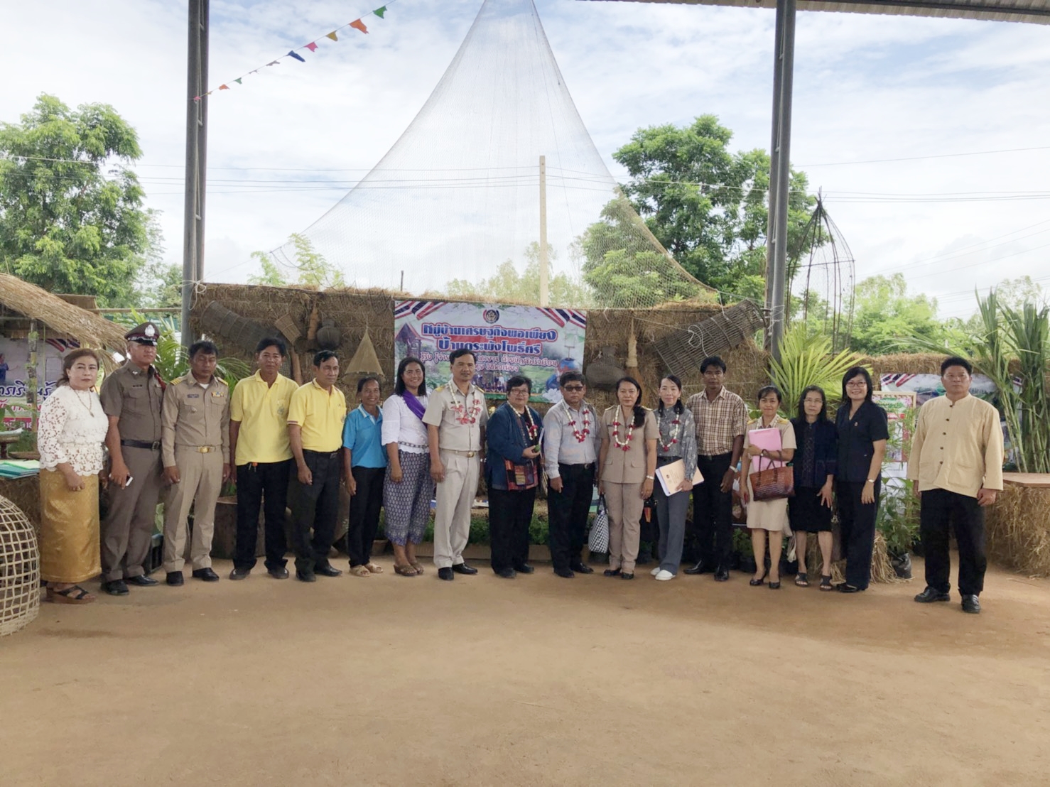 วันที่ 11 มิถุนายน 2561 นายสุวิน พึ่งเงิน พัฒนาการจังหวัดสุโขทัย มอบหมายให้นางสาวกฤษณา กันทะสา หัวหน้ากลุ่มงานยุทธศาสตร์ฯ และคณะกรรมการฯ ลงพื้นที่พิจารณาคัดสรรหมู่บ้านเศรษฐกิจพอเพียง “อยู่เย็น เป็นสุข” ประจำปี 2561 จังหวัดสุโขทัย