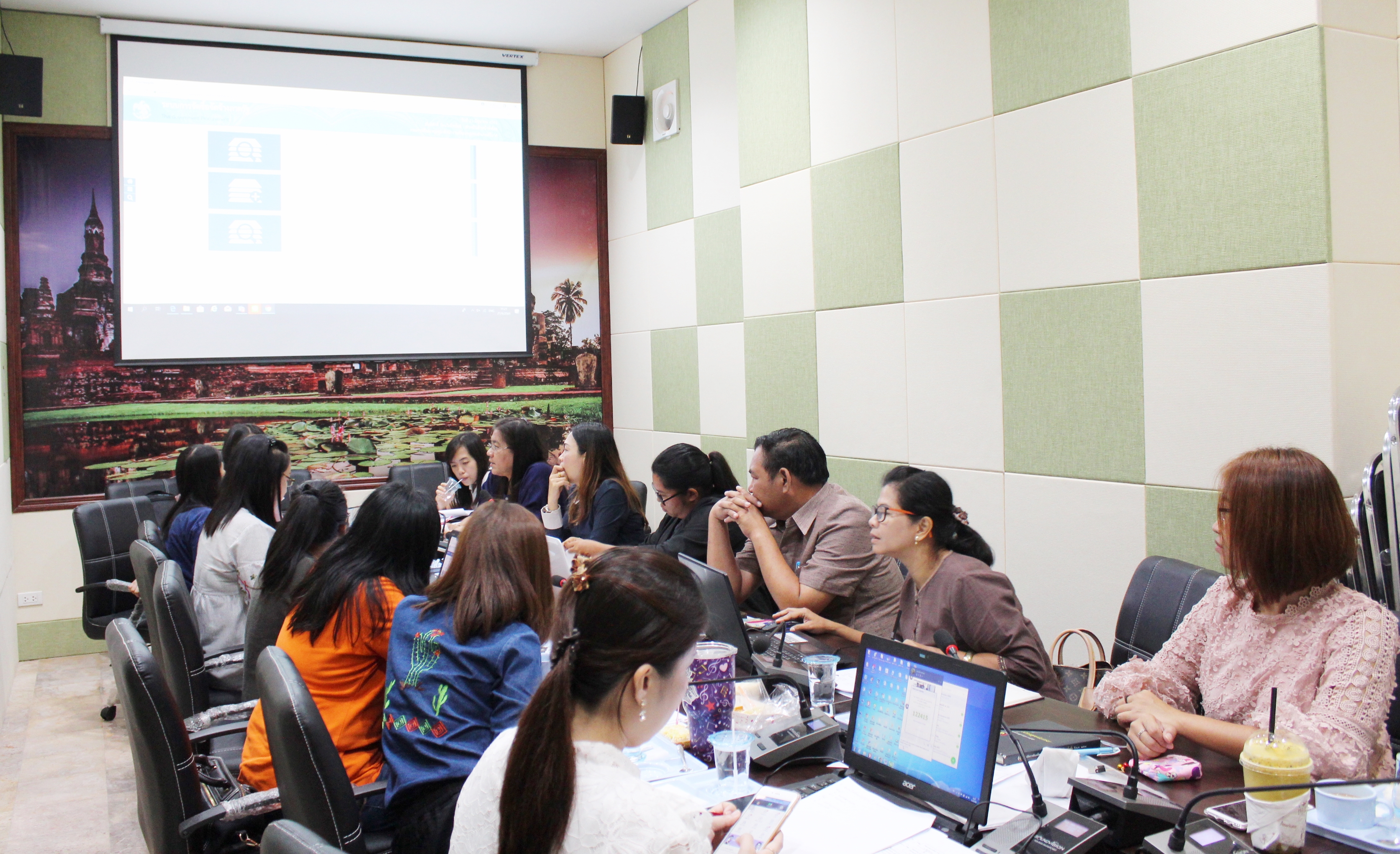 วันที่ 21 มิถุนายน 2561 นายสุวิน พึ่งเงิน พัฒนาการจังหวัดสุโขทัย เป็นประธานการประชุม ซักซ้อมแนวทางการดำเนินการจัดซื้อจัดจ้างตามโครงการชุมชนท่องเที่ยว OTOP นวัตวิถี จังหวัดสุโขทัย เพื่อให้การดำเนินงานทางด้านพัสดุเป็นไปด้วยความเรียบร้อย ถูกต้อง เป็นไปตามระเบียบราชการ