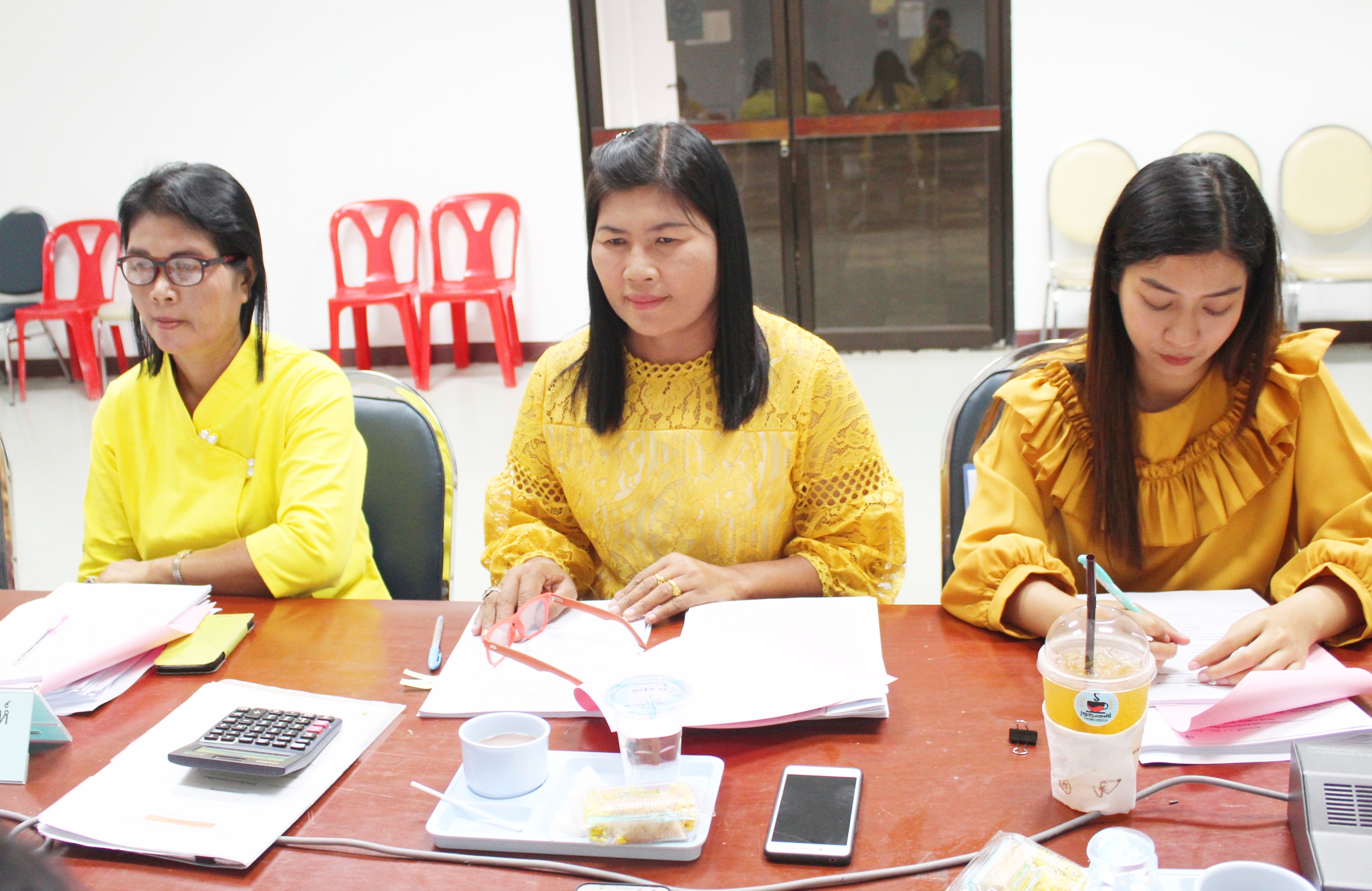 วันที่ 18 กรกฎาคม 2561 เวลา 13.00 น. นายสุวิน  พึ่งเงิน พัฒนาการจังหวัดสุโขทัย เป็นประธานการประชุมคณะทำงานขับเคลื่อนกองทุนพัฒนาบทบาทสตรีจังหวัดสุโขทัย ครั้งที่ 4/2561 เพื่อทบทวนแนวทางการขับเคลื่อนกองทุนพัฒนาบทบาทสตรีจังหวัดสุโขทัย และพิจารณาให้ความเห็นชอบกลั่นกรองโครงการประเภทเงินทุนหมุนเวียนและเงินทุนอุดหนุน ทั้ง 9 อำเภอ ของจังหวัดสุโขทัย