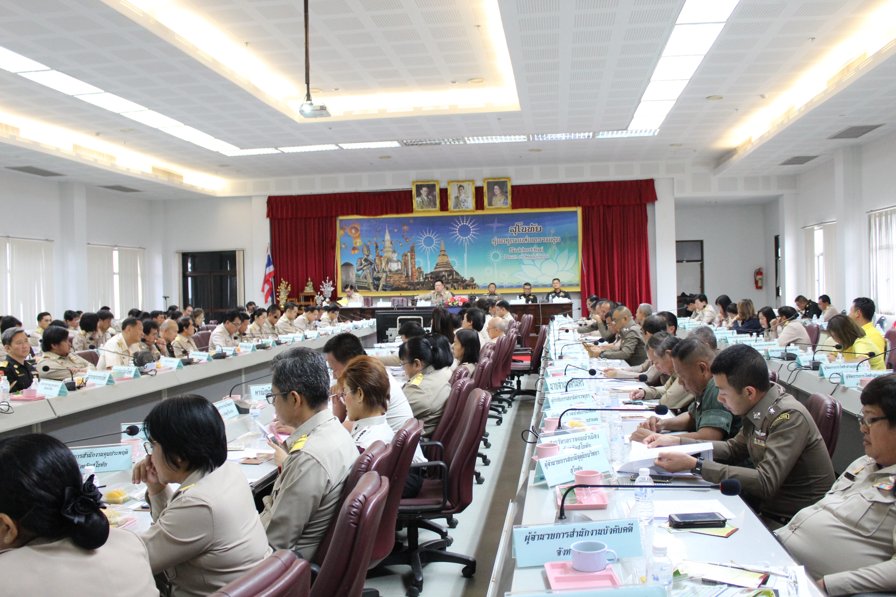 นายสุวิน  พึ่งเงิน พัฒนาการจังหวัดสุโขทัย ได้กล่าวรายงานการดำเนินงานคัดสรรกิจกรรมพัฒนาชุมชนดีเด่น ประจำปี 2561 และการคัดเลือกครัวเรือนสัมมาชีพชุมชนตัวอย่าง ระดับจังหวัดประจำปี 2561  เพื่อให้ผู้ว่าราชการจังหวัดสุโขทัย ได้เป็นประธานมอบใบประกาศเกียรติบัตร ยกย่องเชิดชูเกียรติผู้มีความมุ่งมั่นในการดำเนินงานกิจกรรมพัฒนาชุมชน จังหวัดสุโขทัย จำนวน 5 กิจกรรม