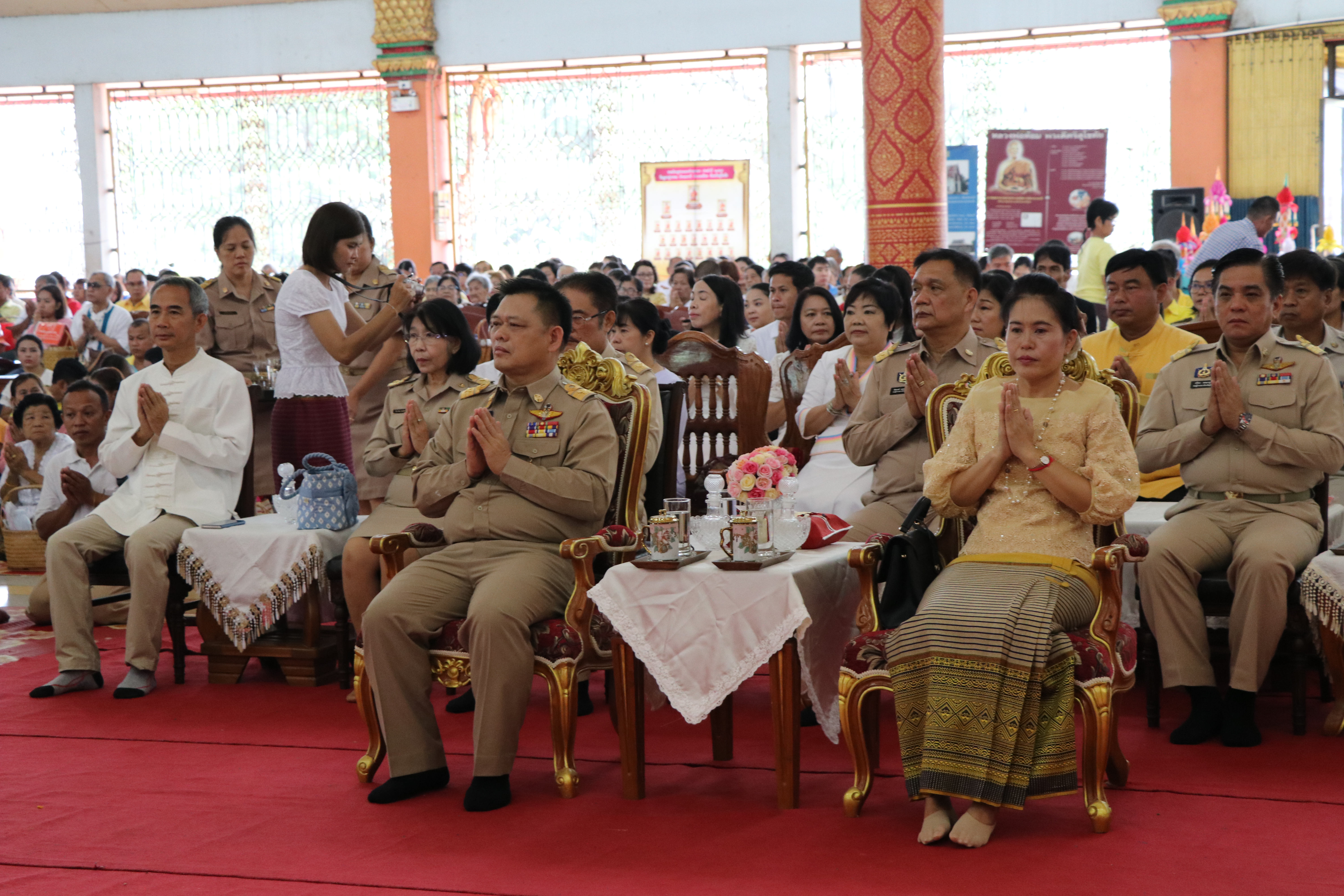 วันที่ 27 กรกฎาคม 2561 เวลา 07.00 น. นายสุวิน พึ่งเงิน พัฒนาการจังหวัดสุโขทัย นำข้าราชการสำนักงานพัฒนาชุมชนจังหวัดสุโขทัย ร่วมทำบุญใส่บาตรเนื่องในวันสำคัญทางพระพุทธศาสนา วันอาสาฬหบูชา และเทศกาลวันเข้าพรรษา ณ วัดคูหาสุวรรณ อ.เมือง จ.สุโขทัย โดยมีประชาชน พุทธศาสนิกชน เข้าร่วมทำบุญตักบาตรเป็นจำนวนมาก
