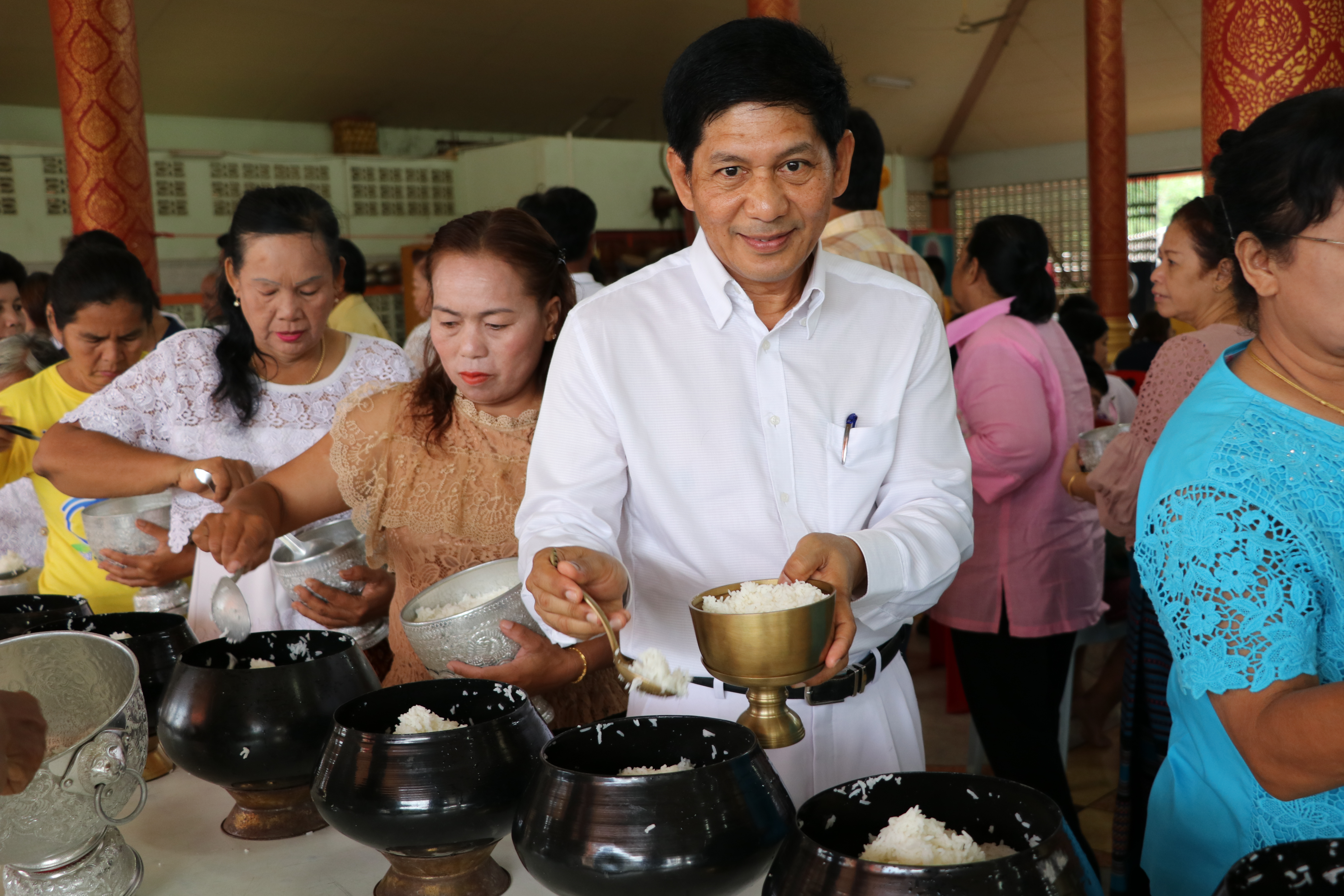 วันที่ 27 กรกฎาคม 2561 เวลา 07.00 น. นายสุวิน พึ่งเงิน พัฒนาการจังหวัดสุโขทัย นำข้าราชการสำนักงานพัฒนาชุมชนจังหวัดสุโขทัย ร่วมทำบุญใส่บาตรเนื่องในวันสำคัญทางพระพุทธศาสนา วันอาสาฬหบูชา และเทศกาลวันเข้าพรรษา ณ วัดคูหาสุวรรณ อ.เมือง จ.สุโขทัย โดยมีประชาชน พุทธศาสนิกชน เข้าร่วมทำบุญตักบาตรเป็นจำนวนมาก