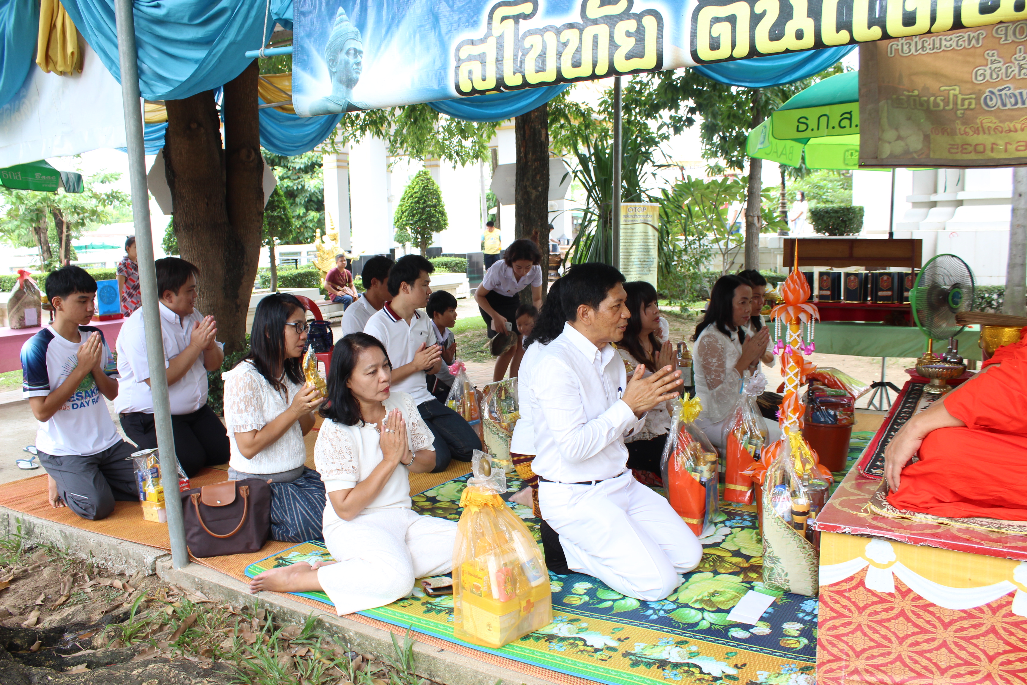 วันที่ 27 กรกฎาคม 2561 เวลา 10.30 น. นายสุวิน พึ่งเงิน พัฒนาการจังหวัดสุโขทัย นำข้าราชการ ลูกจ้าง สำนักงานพัฒนาชุมชนจังหวัดสุโขทัย ร่วมทำบุญถวายสังฆทาน และเวียนเทียนรอบศาลพระแม่ย่า ศาลากลางจังหวัดสุโขทัย