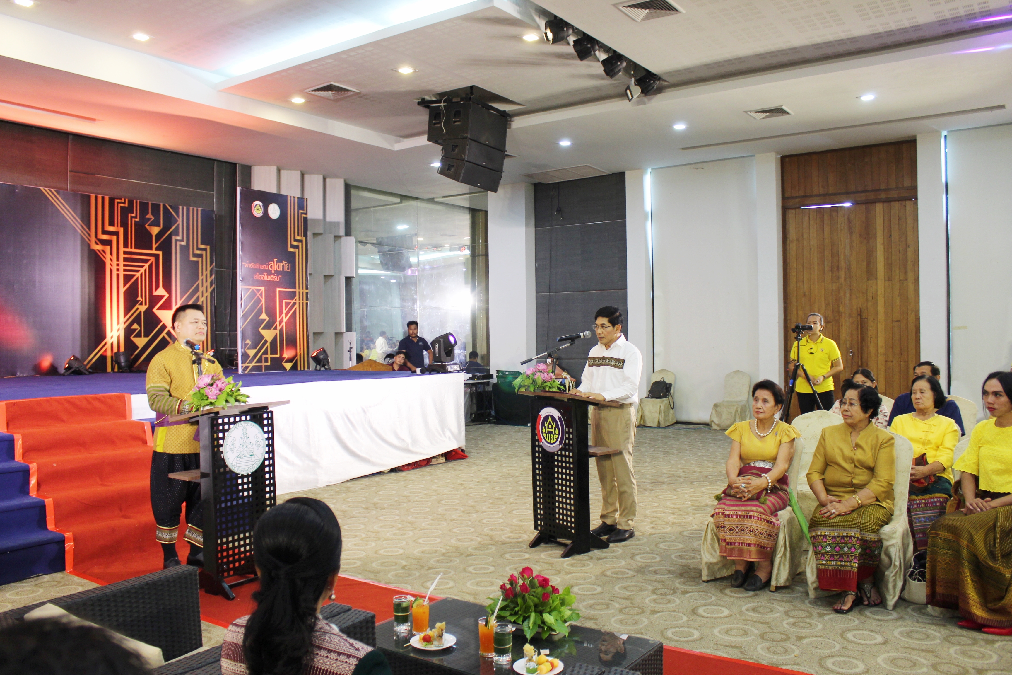 วันที่ 2 กรกฏาคม 2561 เวลา 14.00 น. นายพิพัฒน์ เอกภาพันธ์ ผู้ว่าราชการจังหวัดสุโขทัย เป็นประธานในพิธีเปิด โครงการส่งเสริมพัฒนามาตรฐานผลิตภัณฑ์ OTOP จังหวัดสุโขทัย ภายใต้ชื่องาน “ผ้าอัตลักษณ์สุโขทัย สไตล์โมเดิร์น” เพื่อเป็นการเผยแพร่ประชาสัมพันธ์ผลิตภัณฑ์ต้นแบบของสุโขทัย