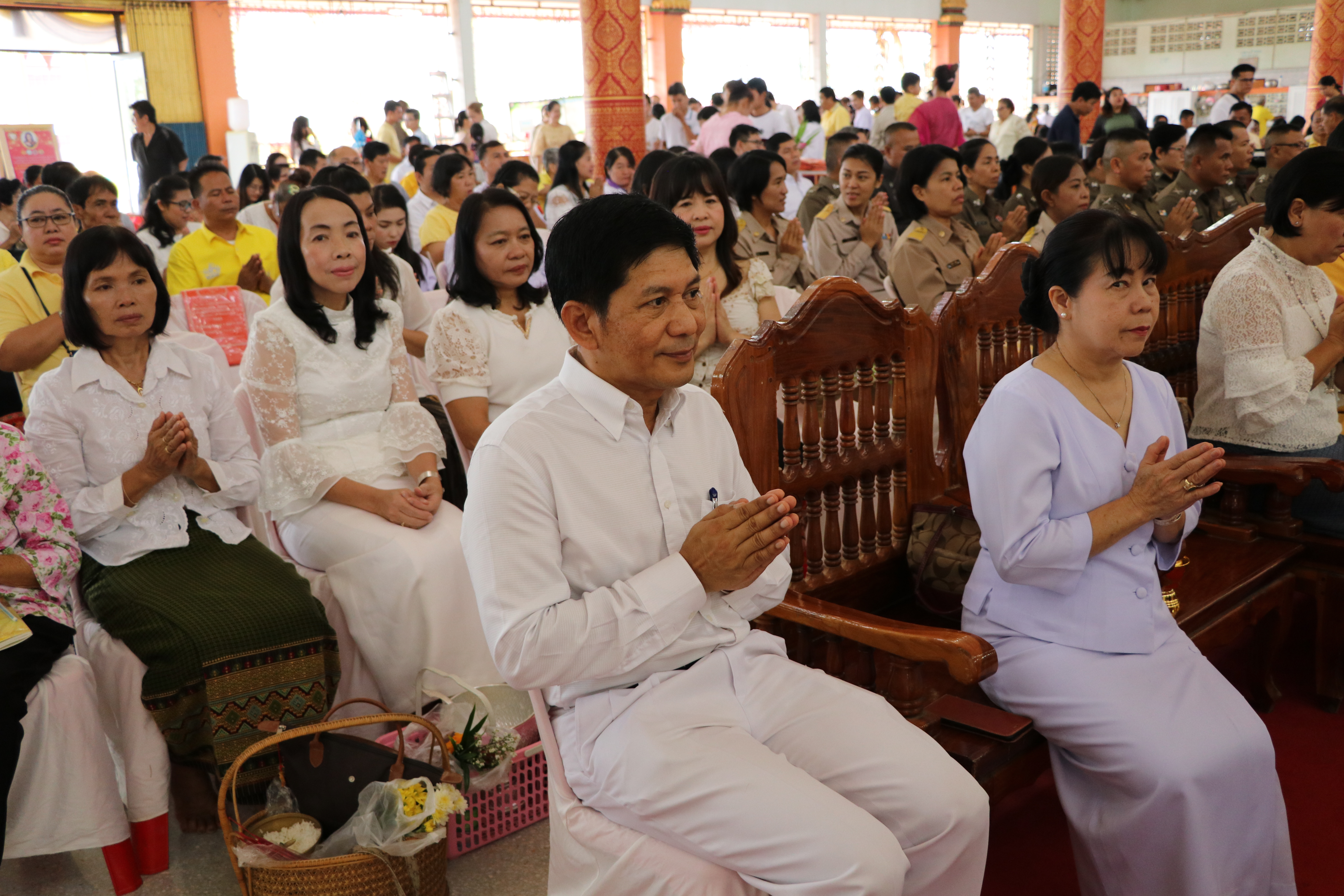 วันที่ 27 กรกฎาคม 2561 เวลา 07.00 น. นายสุวิน พึ่งเงิน พัฒนาการจังหวัดสุโขทัย นำข้าราชการสำนักงานพัฒนาชุมชนจังหวัดสุโขทัย ร่วมทำบุญใส่บาตรเนื่องในวันสำคัญทางพระพุทธศาสนา วันอาสาฬหบูชา และเทศกาลวันเข้าพรรษา ณ วัดคูหาสุวรรณ อ.เมือง จ.สุโขทัย โดยมีประชาชน พุทธศาสนิกชน เข้าร่วมทำบุญตักบาตรเป็นจำนวนมาก