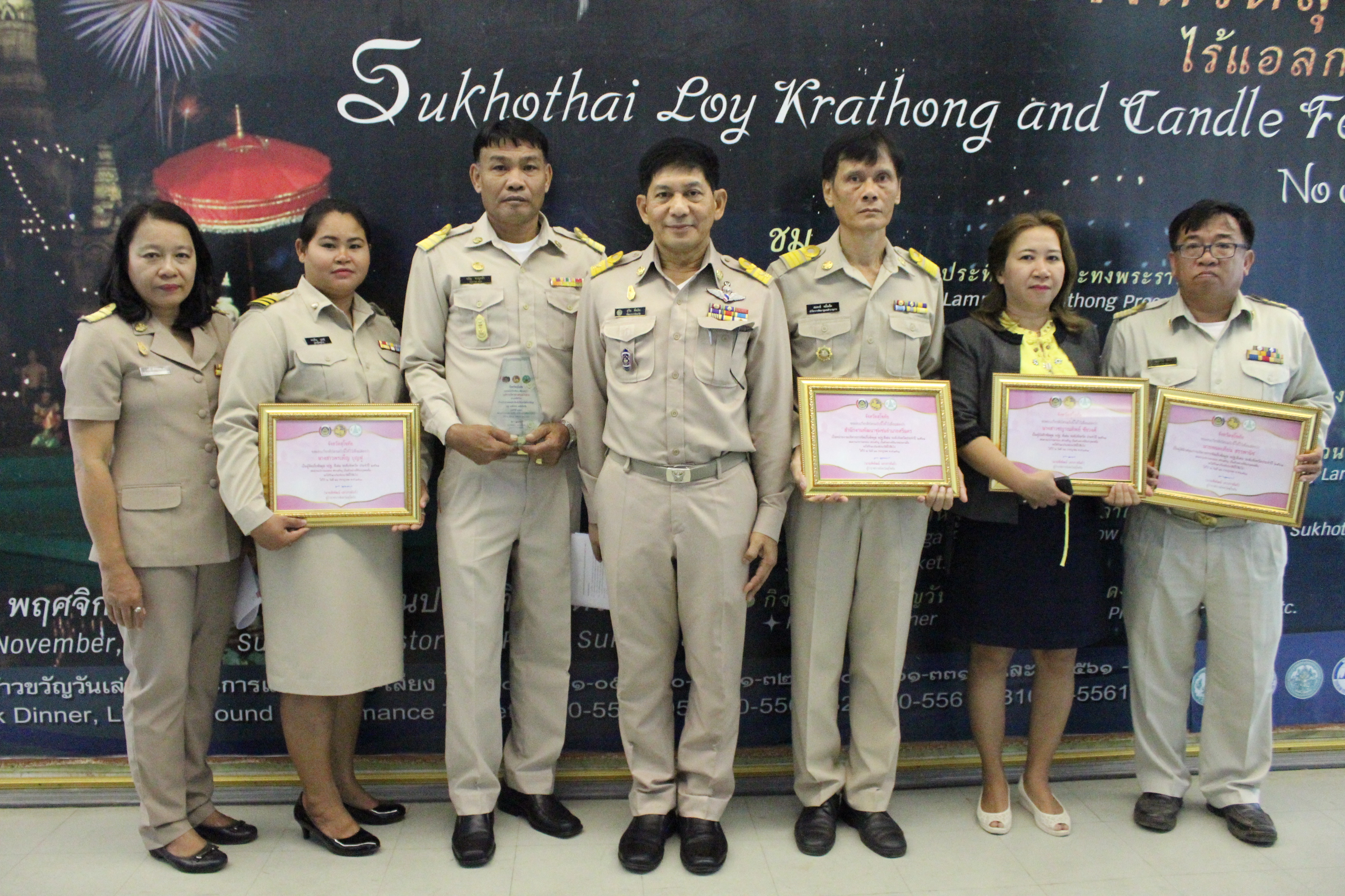 นายสุวิน  พึ่งเงิน พัฒนาการจังหวัดสุโขทัย ได้กล่าวรายงานการดำเนินงานคัดสรรกิจกรรมพัฒนาชุมชนดีเด่น ประจำปี 2561 และการคัดเลือกครัวเรือนสัมมาชีพชุมชนตัวอย่าง ระดับจังหวัดประจำปี 2561  เพื่อให้ผู้ว่าราชการจังหวัดสุโขทัย ได้เป็นประธานมอบใบประกาศเกียรติบัตร ยกย่องเชิดชูเกียรติผู้มีความมุ่งมั่นในการดำเนินงานกิจกรรมพัฒนาชุมชน จังหวัดสุโขทัย จำนวน 5 กิจกรรม