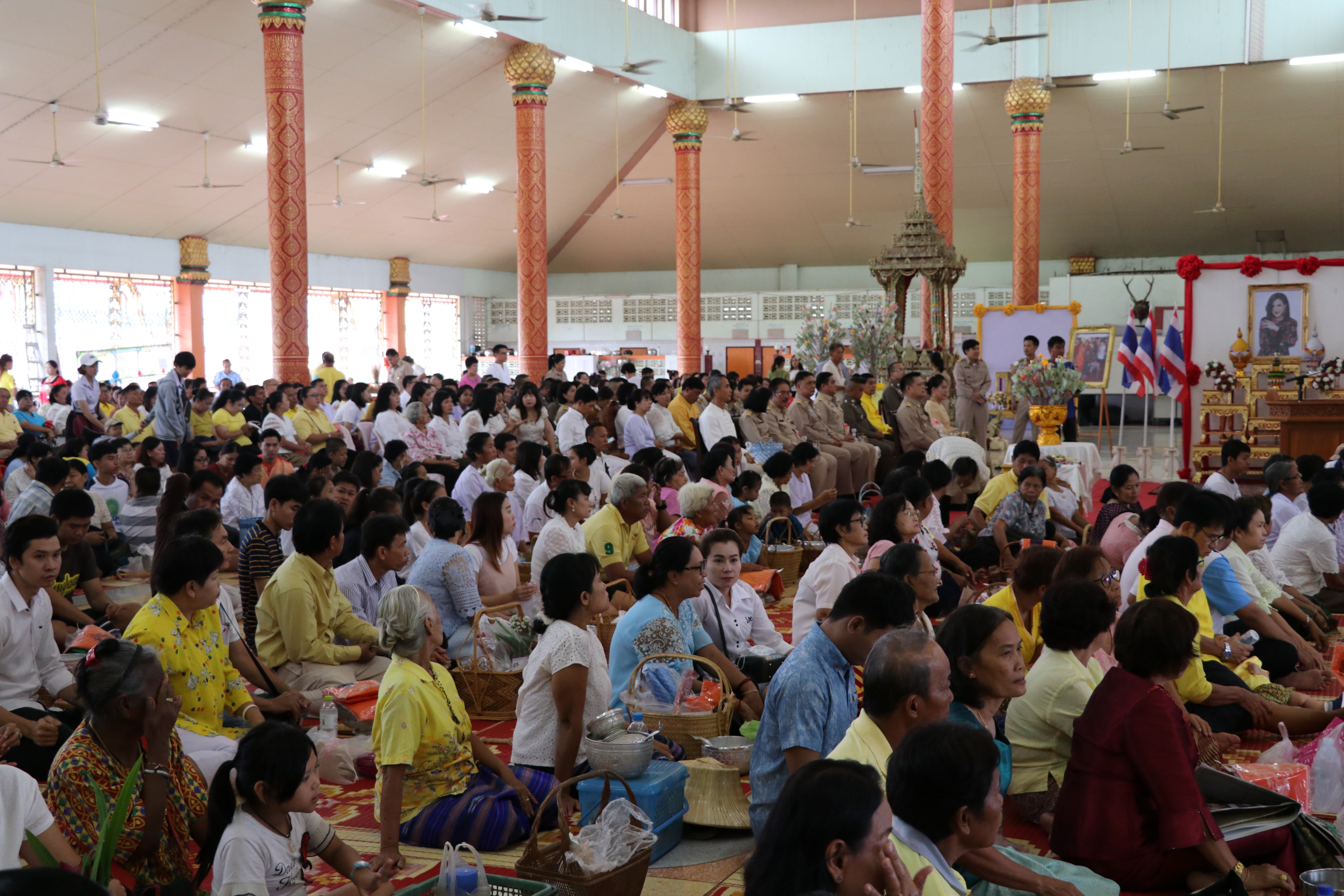 วันที่ 27 กรกฎาคม 2561 เวลา 07.00 น. นายสุวิน พึ่งเงิน พัฒนาการจังหวัดสุโขทัย นำข้าราชการสำนักงานพัฒนาชุมชนจังหวัดสุโขทัย ร่วมทำบุญใส่บาตรเนื่องในวันสำคัญทางพระพุทธศาสนา วันอาสาฬหบูชา และเทศกาลวันเข้าพรรษา ณ วัดคูหาสุวรรณ อ.เมือง จ.สุโขทัย โดยมีประชาชน พุทธศาสนิกชน เข้าร่วมทำบุญตักบาตรเป็นจำนวนมาก