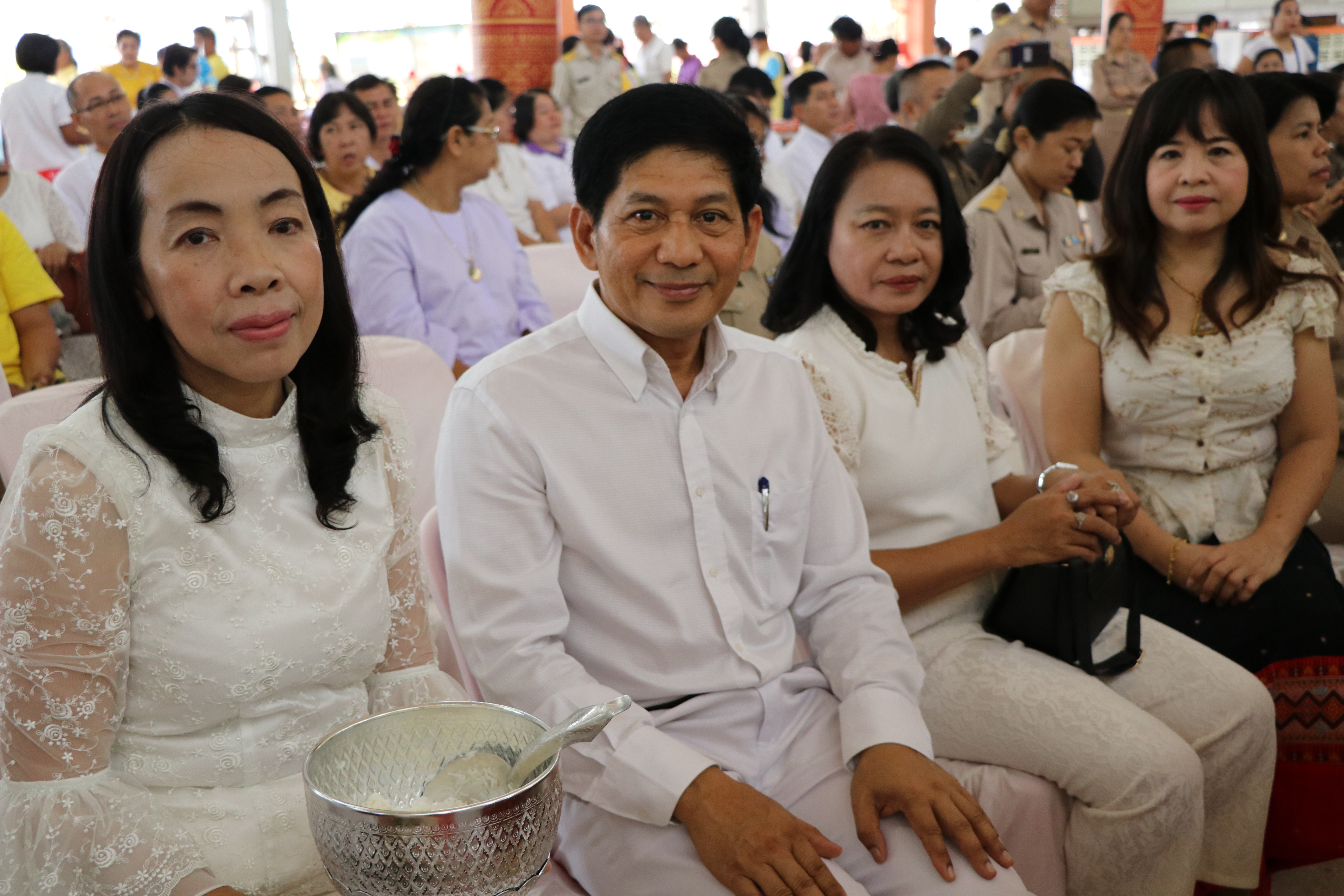 วันที่ 27 กรกฎาคม 2561 เวลา 07.00 น. นายสุวิน พึ่งเงิน พัฒนาการจังหวัดสุโขทัย นำข้าราชการสำนักงานพัฒนาชุมชนจังหวัดสุโขทัย ร่วมทำบุญใส่บาตรเนื่องในวันสำคัญทางพระพุทธศาสนา วันอาสาฬหบูชา และเทศกาลวันเข้าพรรษา ณ วัดคูหาสุวรรณ อ.เมือง จ.สุโขทัย โดยมีประชาชน พุทธศาสนิกชน เข้าร่วมทำบุญตักบาตรเป็นจำนวนมาก