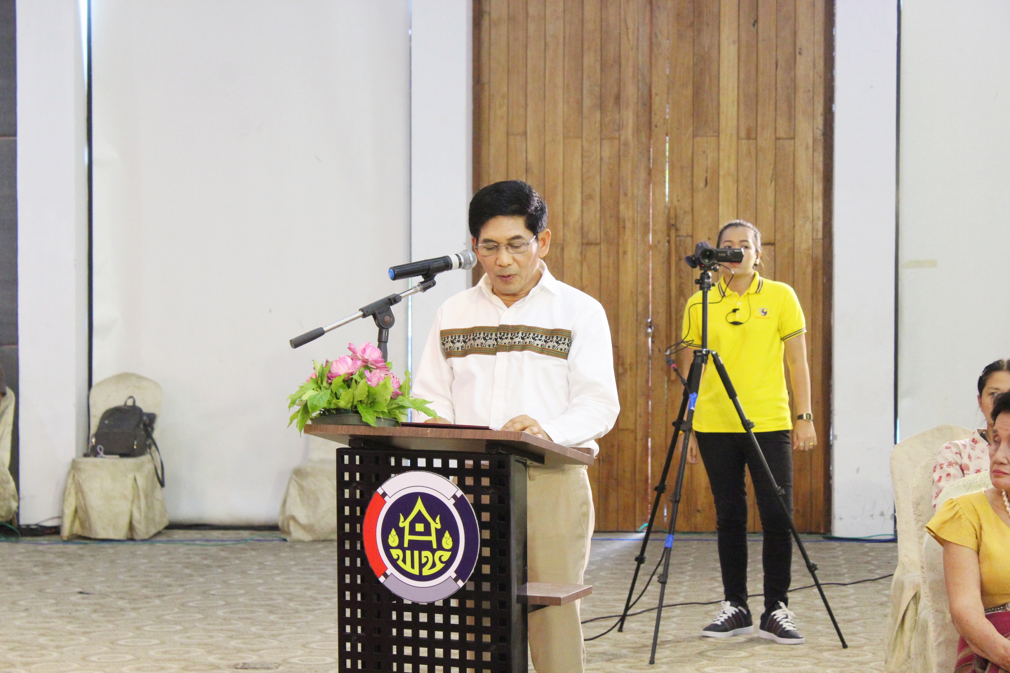 วันที่ 2 กรกฏาคม 2561 เวลา 14.00 น. นายพิพัฒน์ เอกภาพันธ์ ผู้ว่าราชการจังหวัดสุโขทัย เป็นประธานในพิธีเปิด โครงการส่งเสริมพัฒนามาตรฐานผลิตภัณฑ์ OTOP จังหวัดสุโขทัย ภายใต้ชื่องาน “ผ้าอัตลักษณ์สุโขทัย สไตล์โมเดิร์น” เพื่อเป็นการเผยแพร่ประชาสัมพันธ์ผลิตภัณฑ์ต้นแบบของสุโขทัย