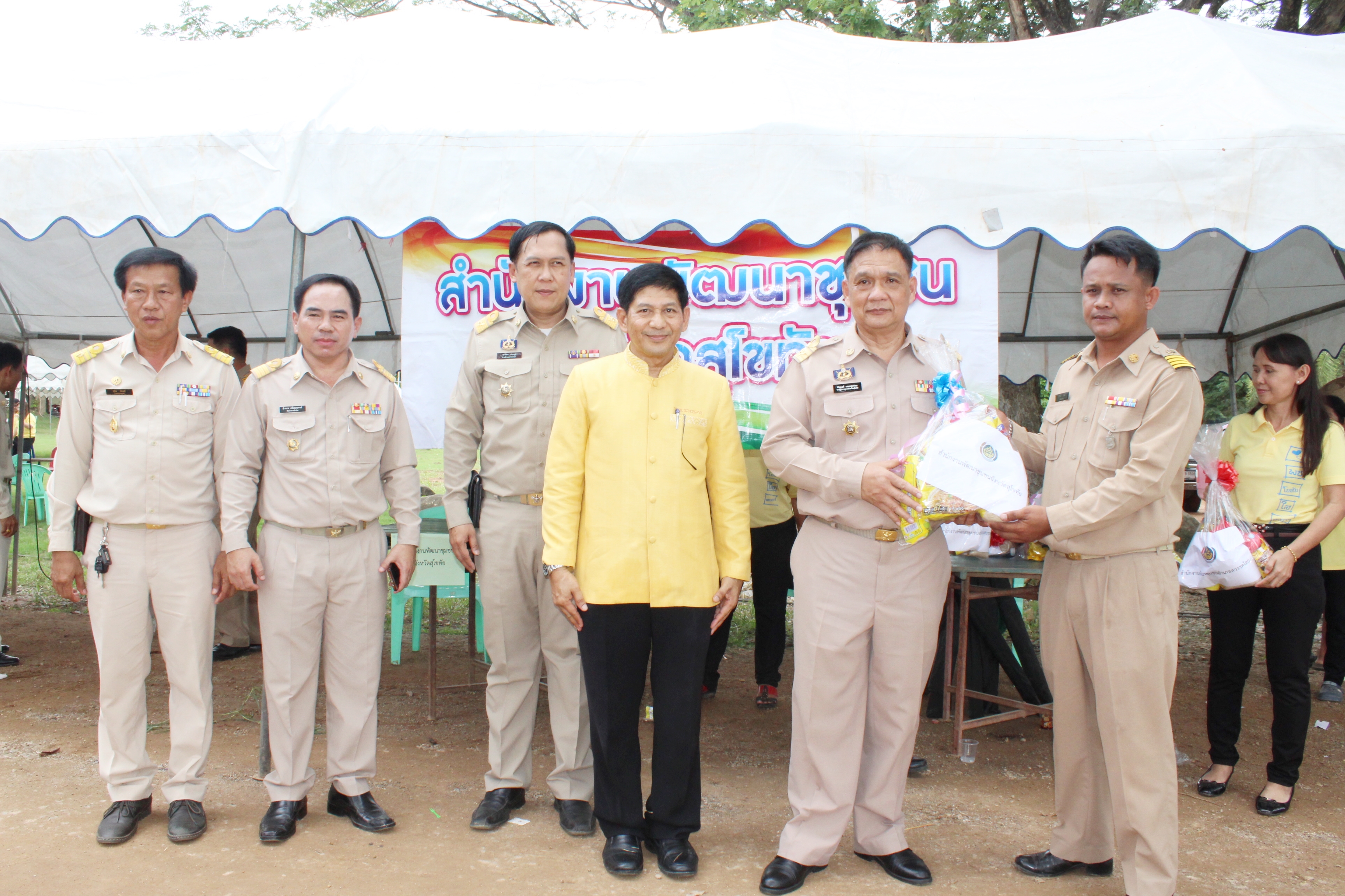 วันที่ 19 กรกฎาคม 2561 เวลา 09.00 นายสุวิน พึ่งเงิน พัฒนาการจังหวัดสุโขทัย เข้าร่วมโครงการหน่วยบำบัดทุกข์ บำรุงสุข สร้างรอยยิ้มให้ประชาชน จังหวัดสุโขทัย ณ สวนหลวงพระร่วงเฉลิมพระเกียรติ (ทุ่งแม่ระวิง) หมู่ที่ 9 ตำบลป่ากุมเกาะ อำเภอสวรรคโลก จังหวัดสุโขทัย โดยมีหัวหน้าส่วนราชการ กำนัน ผู้ใหญ่บ้าน และประชาชนในพื้นที่เข้าร่วมกิจกรรมในครั้งนี้