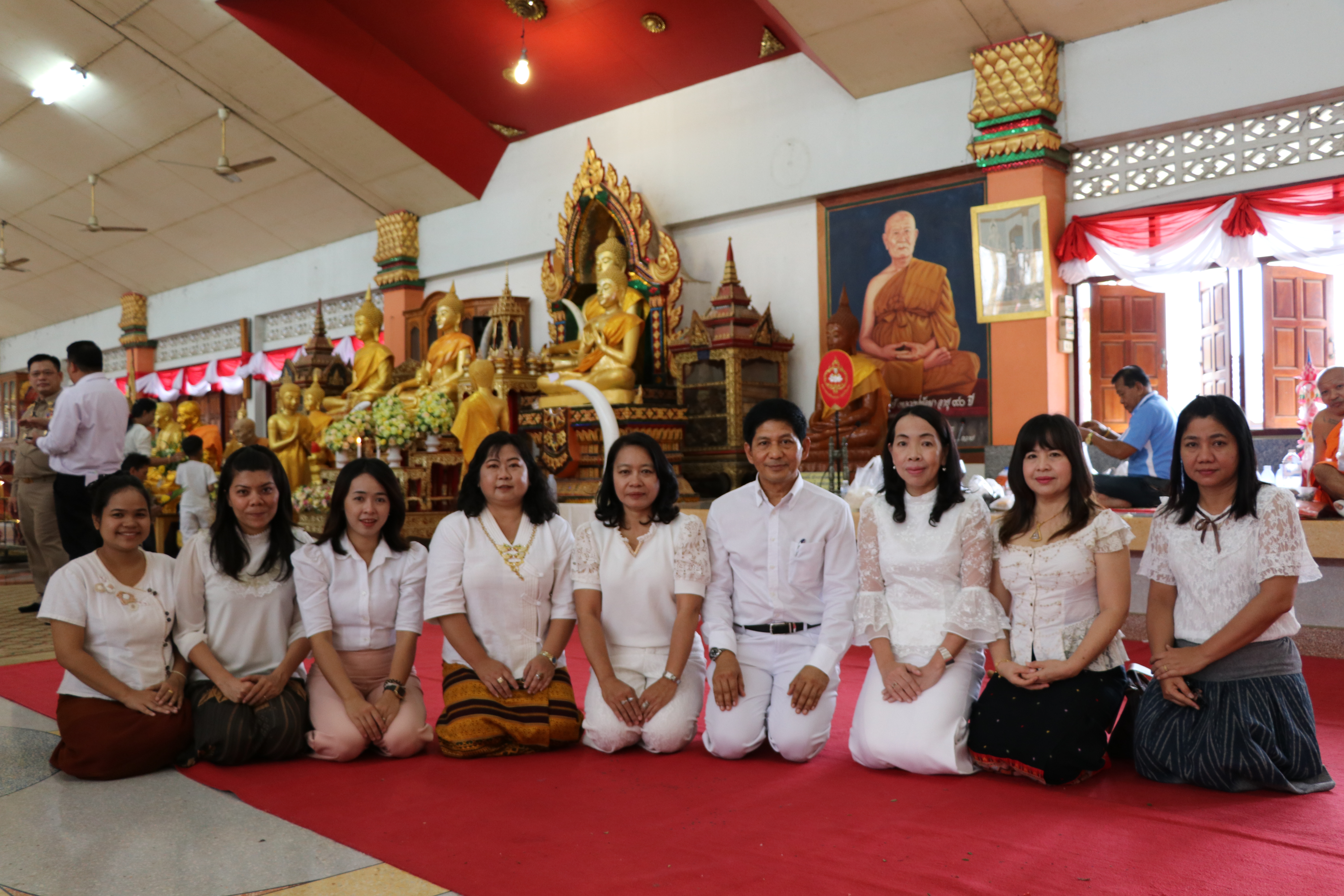 วันที่ 27 กรกฎาคม 2561 เวลา 07.00 น. นายสุวิน พึ่งเงิน พัฒนาการจังหวัดสุโขทัย นำข้าราชการสำนักงานพัฒนาชุมชนจังหวัดสุโขทัย ร่วมทำบุญใส่บาตรเนื่องในวันสำคัญทางพระพุทธศาสนา วันอาสาฬหบูชา และเทศกาลวันเข้าพรรษา ณ วัดคูหาสุวรรณ อ.เมือง จ.สุโขทัย โดยมีประชาชน พุทธศาสนิกชน เข้าร่วมทำบุญตักบาตรเป็นจำนวนมาก