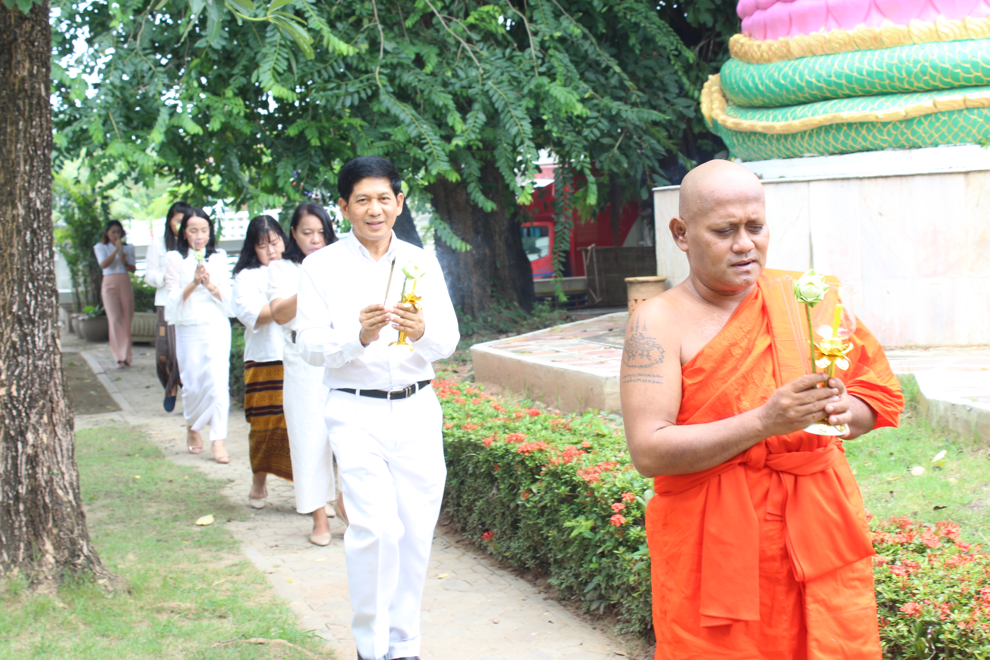 วันที่ 27 กรกฎาคม 2561 เวลา 10.30 น. นายสุวิน พึ่งเงิน พัฒนาการจังหวัดสุโขทัย นำข้าราชการ ลูกจ้าง สำนักงานพัฒนาชุมชนจังหวัดสุโขทัย ร่วมทำบุญถวายสังฆทาน และเวียนเทียนรอบศาลพระแม่ย่า ศาลากลางจังหวัดสุโขทัย