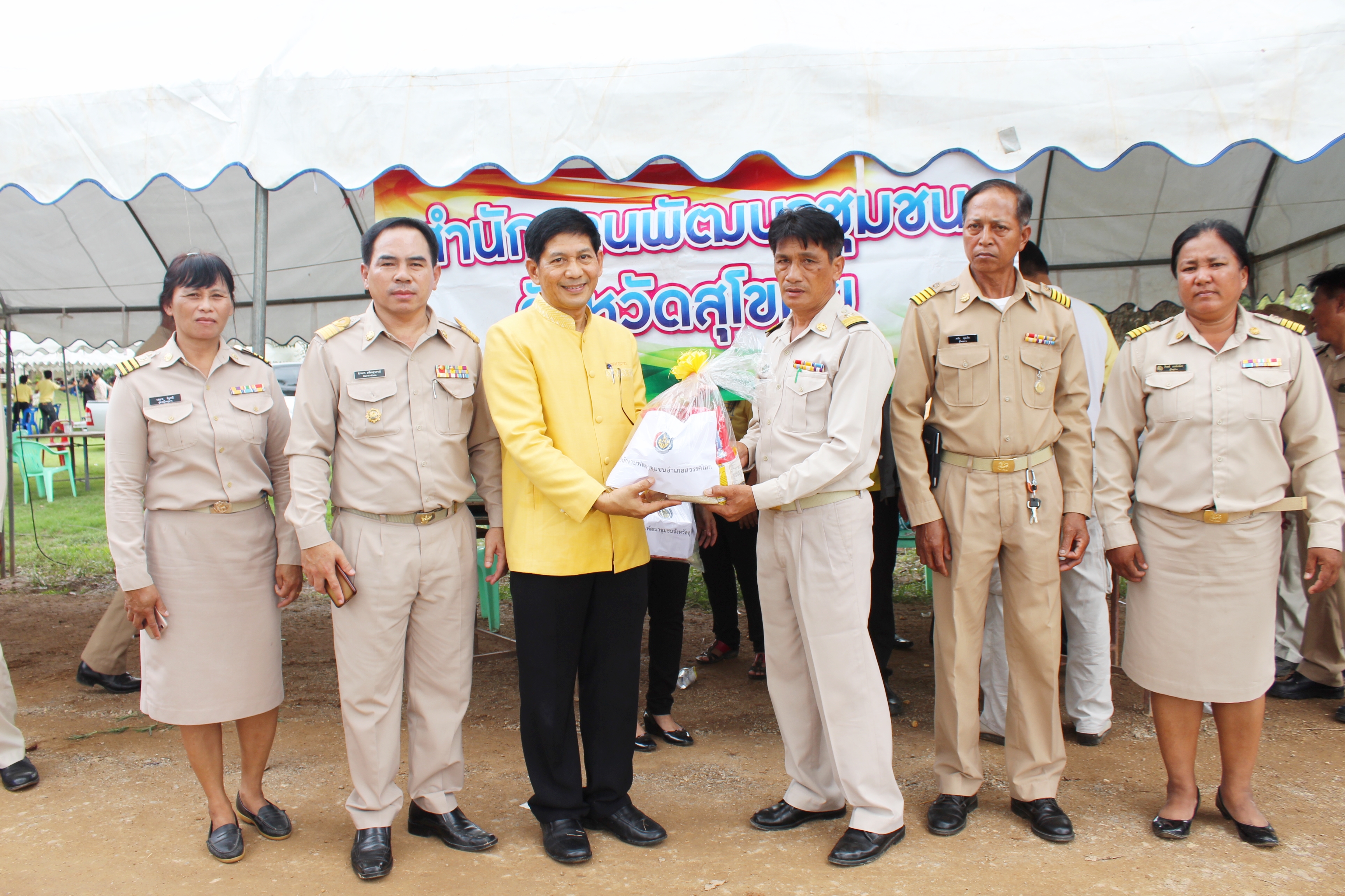 วันที่ 19 กรกฎาคม 2561 เวลา 09.00 นายสุวิน พึ่งเงิน พัฒนาการจังหวัดสุโขทัย เข้าร่วมโครงการหน่วยบำบัดทุกข์ บำรุงสุข สร้างรอยยิ้มให้ประชาชน จังหวัดสุโขทัย ณ สวนหลวงพระร่วงเฉลิมพระเกียรติ (ทุ่งแม่ระวิง) หมู่ที่ 9 ตำบลป่ากุมเกาะ อำเภอสวรรคโลก จังหวัดสุโขทัย โดยมีหัวหน้าส่วนราชการ กำนัน ผู้ใหญ่บ้าน และประชาชนในพื้นที่เข้าร่วมกิจกรรมในครั้งนี้