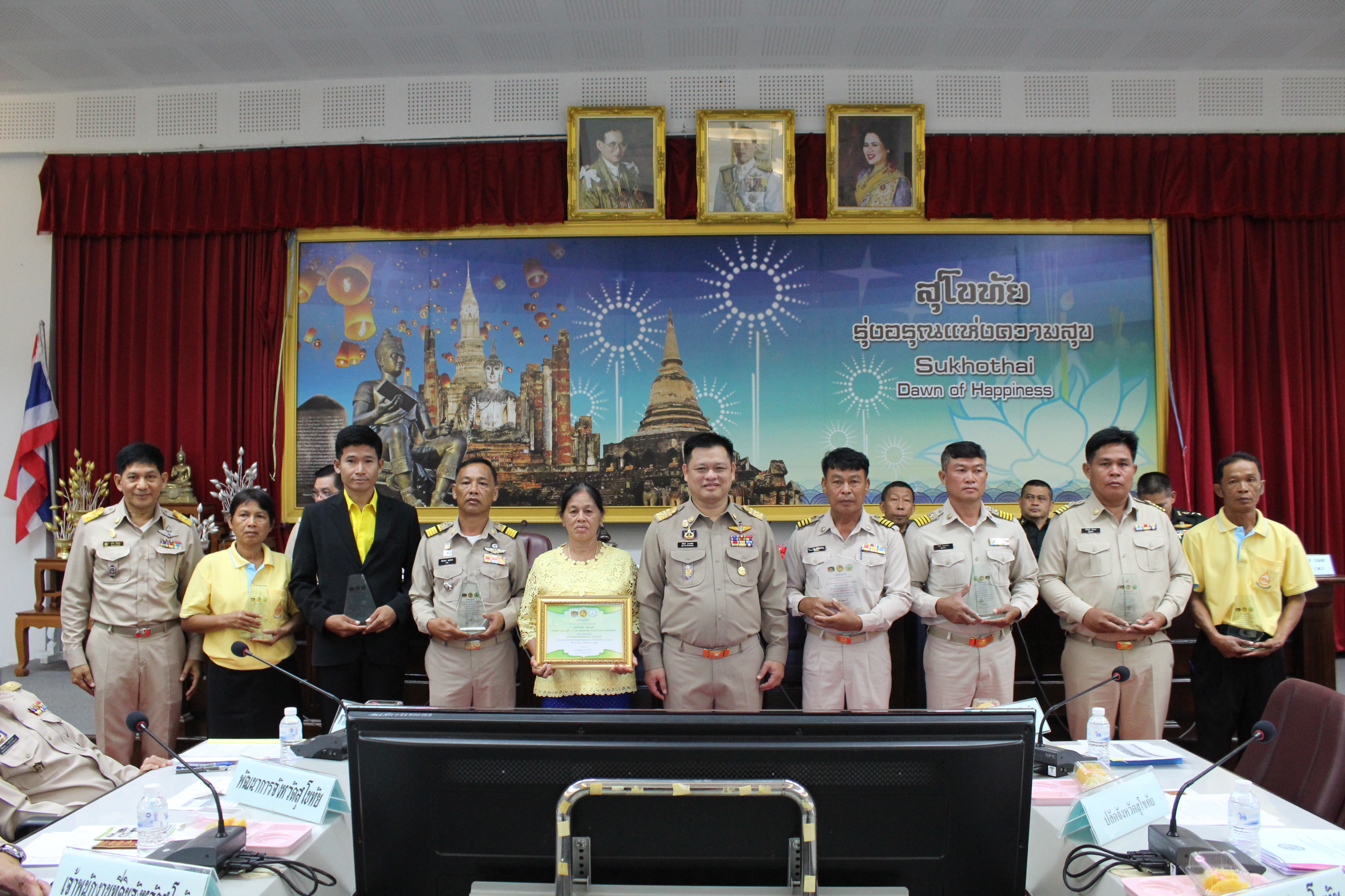 นายสุวิน  พึ่งเงิน พัฒนาการจังหวัดสุโขทัย ได้กล่าวรายงานการดำเนินงานคัดสรรกิจกรรมพัฒนาชุมชนดีเด่น ประจำปี 2561 และการคัดเลือกครัวเรือนสัมมาชีพชุมชนตัวอย่าง ระดับจังหวัดประจำปี 2561  เพื่อให้ผู้ว่าราชการจังหวัดสุโขทัย ได้เป็นประธานมอบใบประกาศเกียรติบัตร ยกย่องเชิดชูเกียรติผู้มีความมุ่งมั่นในการดำเนินงานกิจกรรมพัฒนาชุมชน จังหวัดสุโขทัย จำนวน 5 กิจกรรม