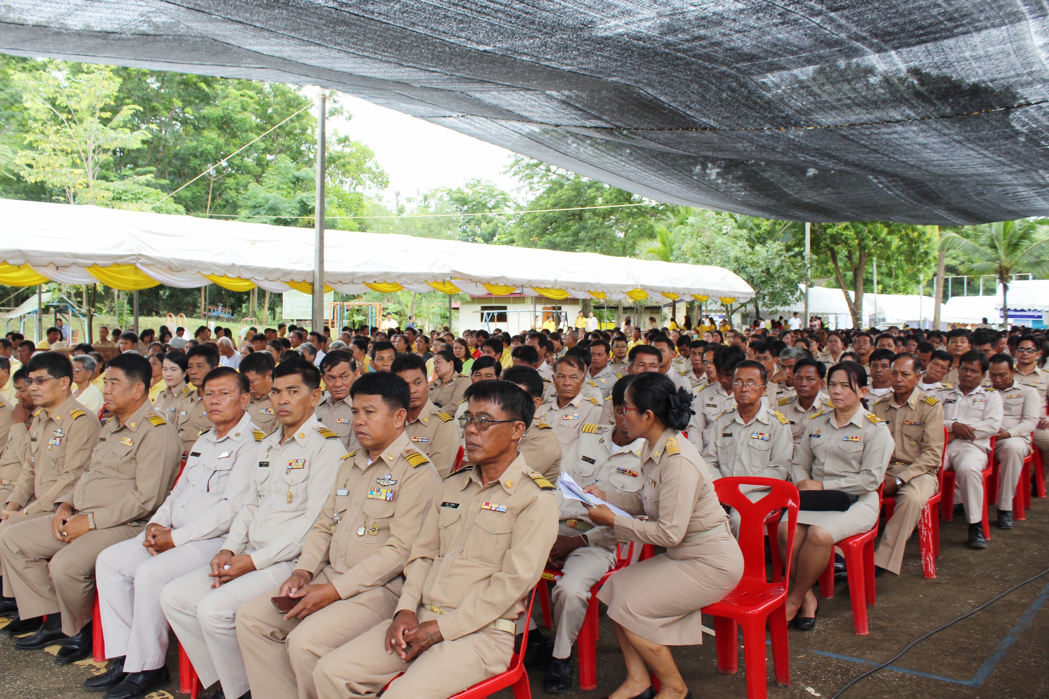 วันที่ 19 กรกฎาคม 2561 เวลา 09.00 นายสุวิน พึ่งเงิน พัฒนาการจังหวัดสุโขทัย เข้าร่วมโครงการหน่วยบำบัดทุกข์ บำรุงสุข สร้างรอยยิ้มให้ประชาชน จังหวัดสุโขทัย ณ สวนหลวงพระร่วงเฉลิมพระเกียรติ (ทุ่งแม่ระวิง) หมู่ที่ 9 ตำบลป่ากุมเกาะ อำเภอสวรรคโลก จังหวัดสุโขทัย โดยมีหัวหน้าส่วนราชการ กำนัน ผู้ใหญ่บ้าน และประชาชนในพื้นที่เข้าร่วมกิจกรรมในครั้งนี้