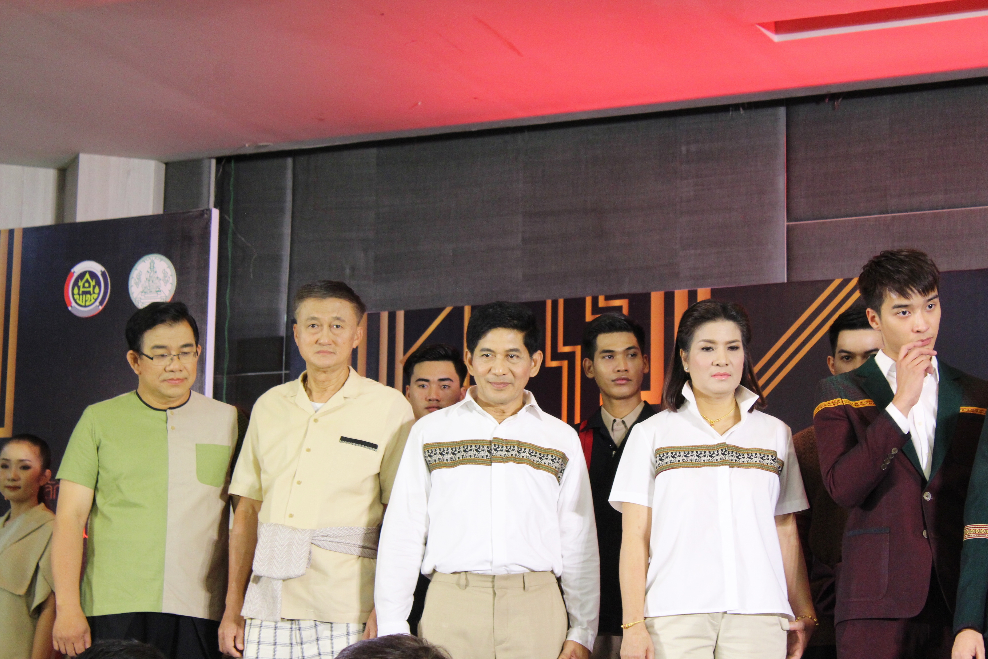 วันที่ 2 กรกฏาคม 2561 เวลา 14.00 น. นายพิพัฒน์ เอกภาพันธ์ ผู้ว่าราชการจังหวัดสุโขทัย เป็นประธานในพิธีเปิด โครงการส่งเสริมพัฒนามาตรฐานผลิตภัณฑ์ OTOP จังหวัดสุโขทัย ภายใต้ชื่องาน “ผ้าอัตลักษณ์สุโขทัย สไตล์โมเดิร์น” เพื่อเป็นการเผยแพร่ประชาสัมพันธ์ผลิตภัณฑ์ต้นแบบของสุโขทัย