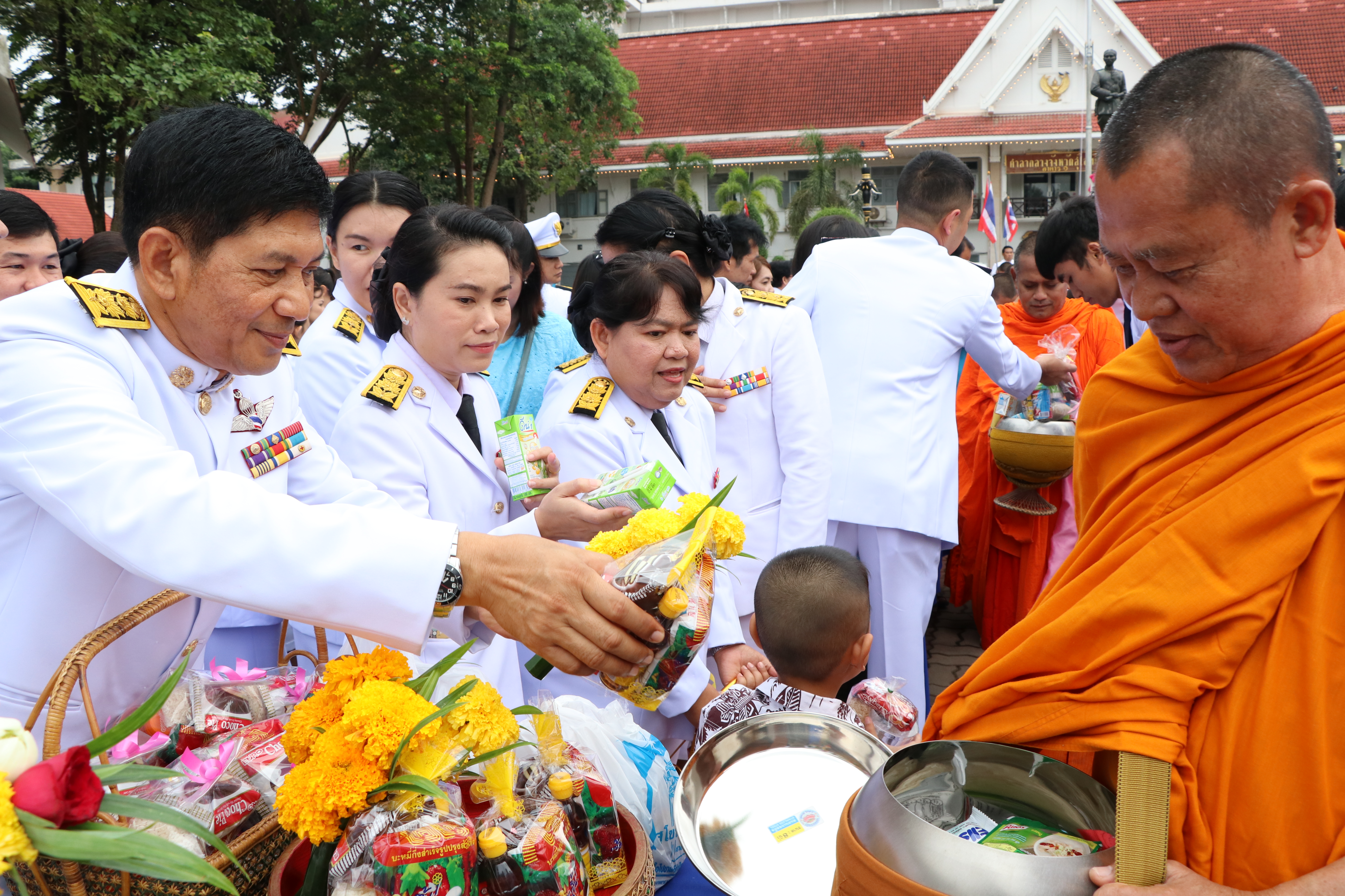 วันที่ 12 สิงหาคม 2561 เวลา 07.00 น. นายสุวิน พึ่งเงิน พัฒนาการจังหวัดสุโขทัย นำข้าราชการสำนักงานพัฒนาชุมชนจังหวัดสุโขทัย ร่วมพิธีทำบุญตักบาตรถวายพระราชกุศลและถวายพระพรชัยมงคล สมเด็จพระนางเจ้าสิริกิติ์ พระบรมราชินีนาถ ในรัชกาลที่ 9 เนื่องในโอกาสวันเฉลิมพระชนมพรรษา 86 พรรษา 12 สิงหาคม 2561 ณ ศาลาอเนกประสงค์ ศาลากลางจังหวัดสุโขทัย