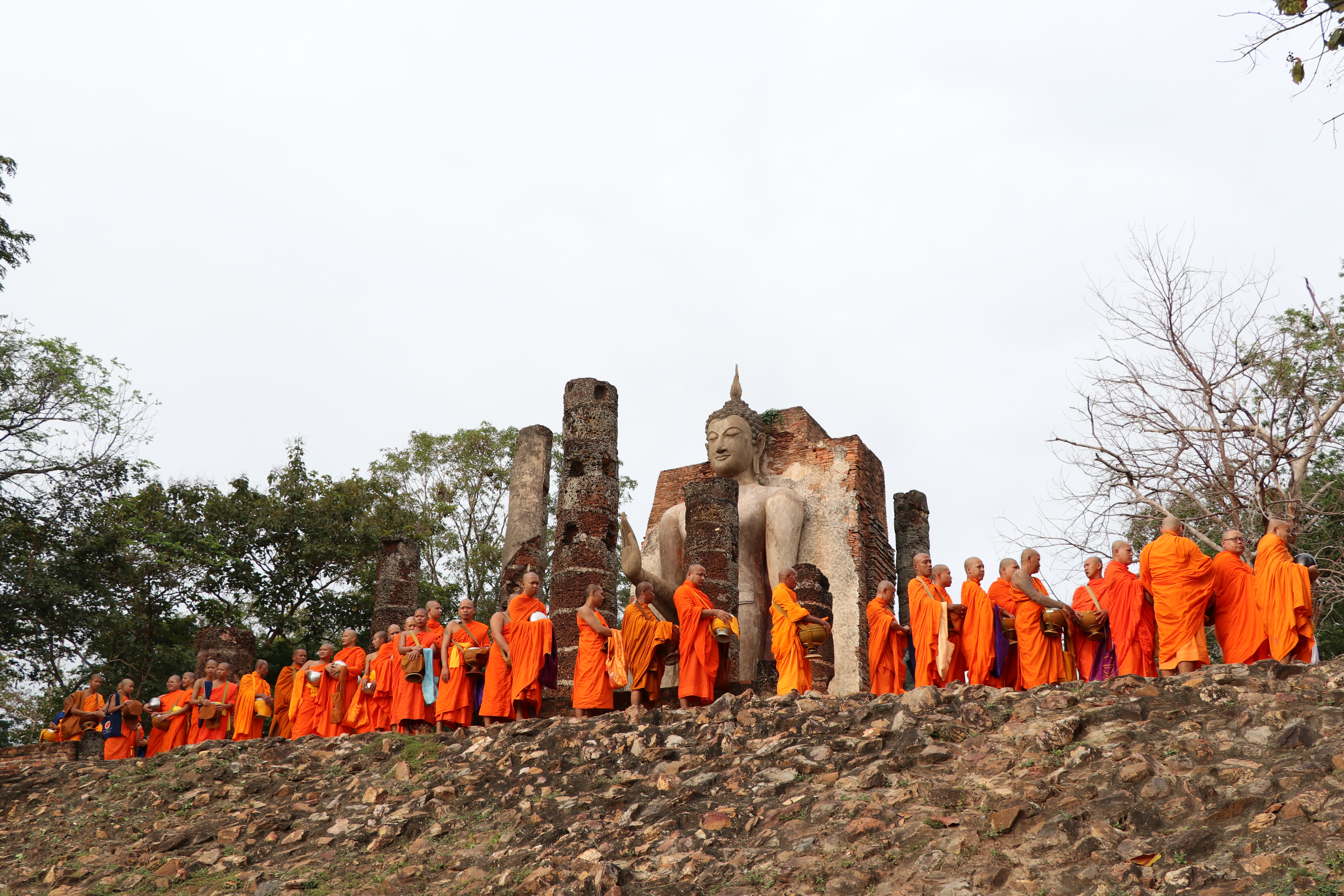 สำนักงานพัฒนาชุมชนจังหวัดสุโขทัย ร่วมประเพณีออกพรรษาตักบาตร เทโวโรหณะ นบพระอัฏฐารส ยอยศพ่อขุนรามคำแหงมหาราช