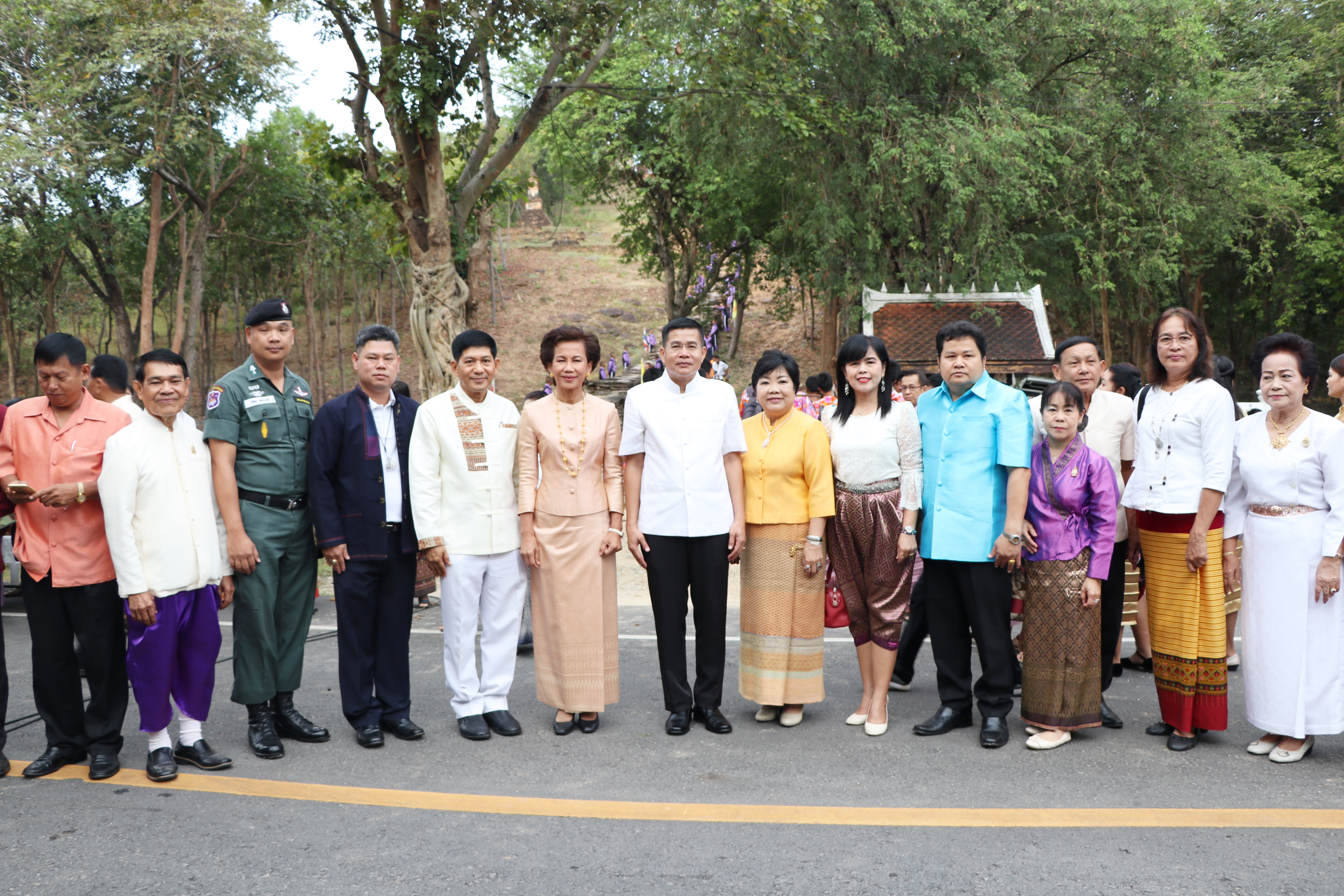 สำนักงานพัฒนาชุมชนจังหวัดสุโขทัย ร่วมประเพณีออกพรรษาตักบาตร เทโวโรหณะ นบพระอัฏฐารส ยอยศพ่อขุนรามคำแหงมหาราช