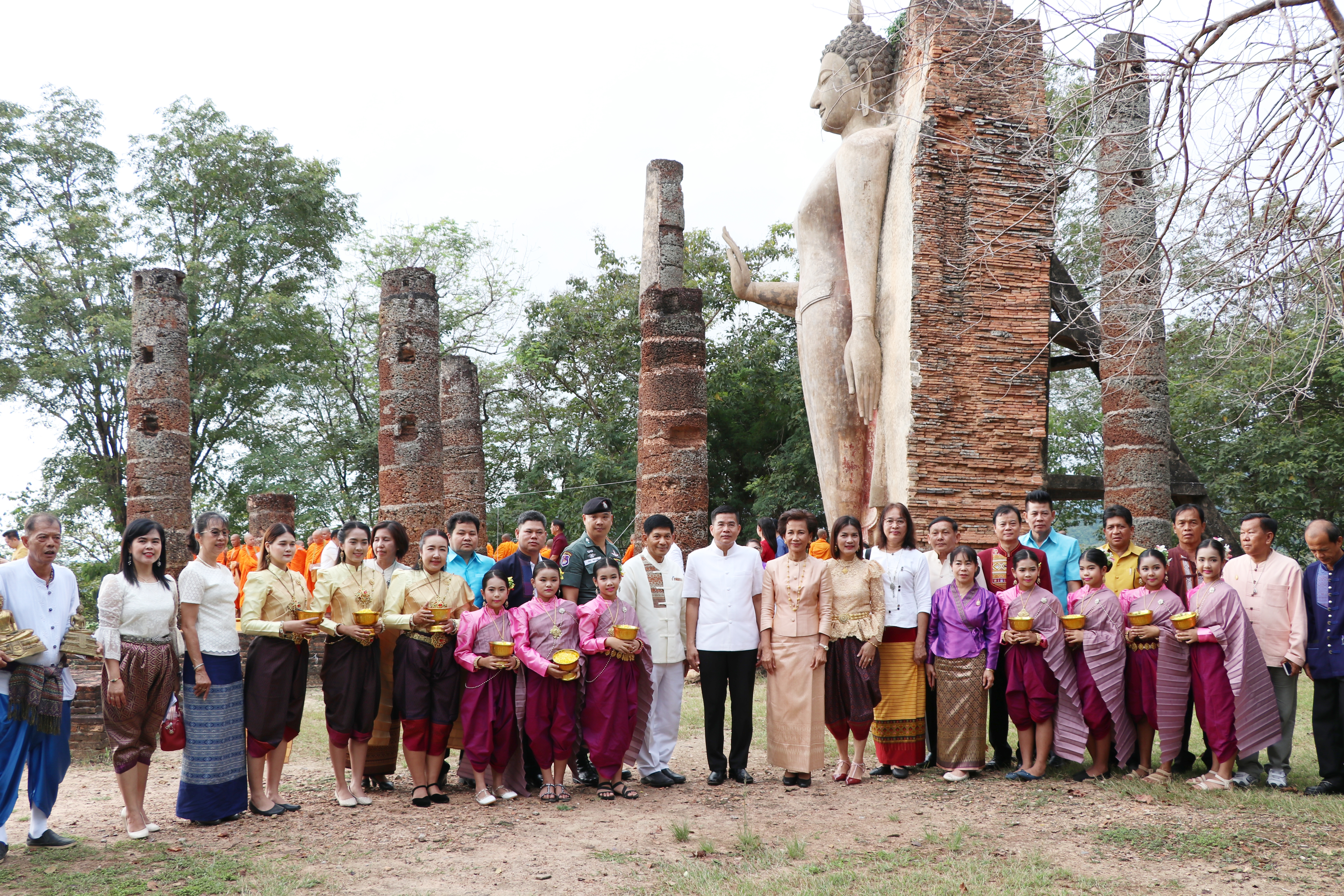 สำนักงานพัฒนาชุมชนจังหวัดสุโขทัย ร่วมประเพณีออกพรรษาตักบาตร เทโวโรหณะ นบพระอัฏฐารส ยอยศพ่อขุนรามคำแหงมหาราช