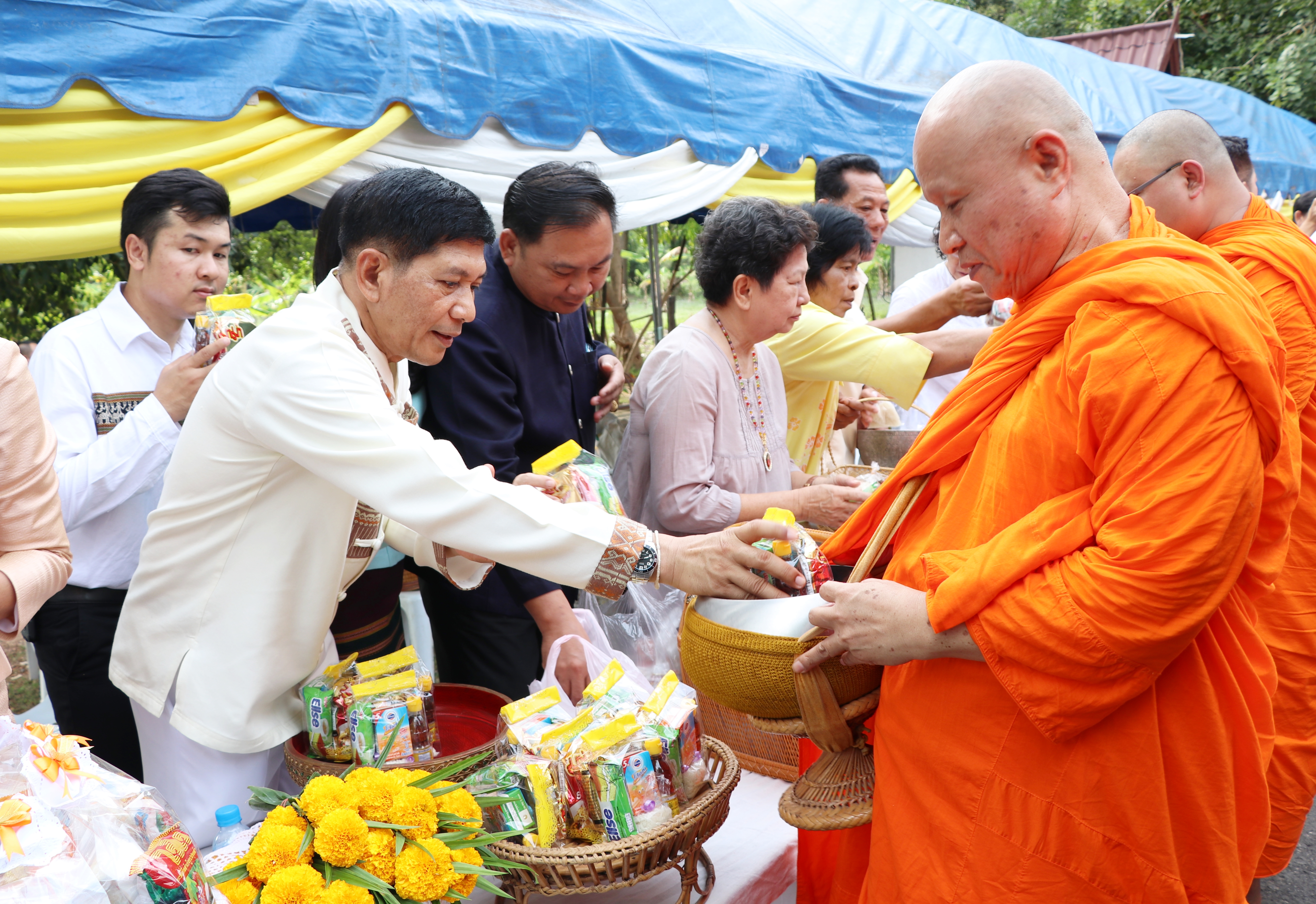 สำนักงานพัฒนาชุมชนจังหวัดสุโขทัย ร่วมประเพณีออกพรรษาตักบาตร เทโวโรหณะ นบพระอัฏฐารส ยอยศพ่อขุนรามคำแหงมหาราช