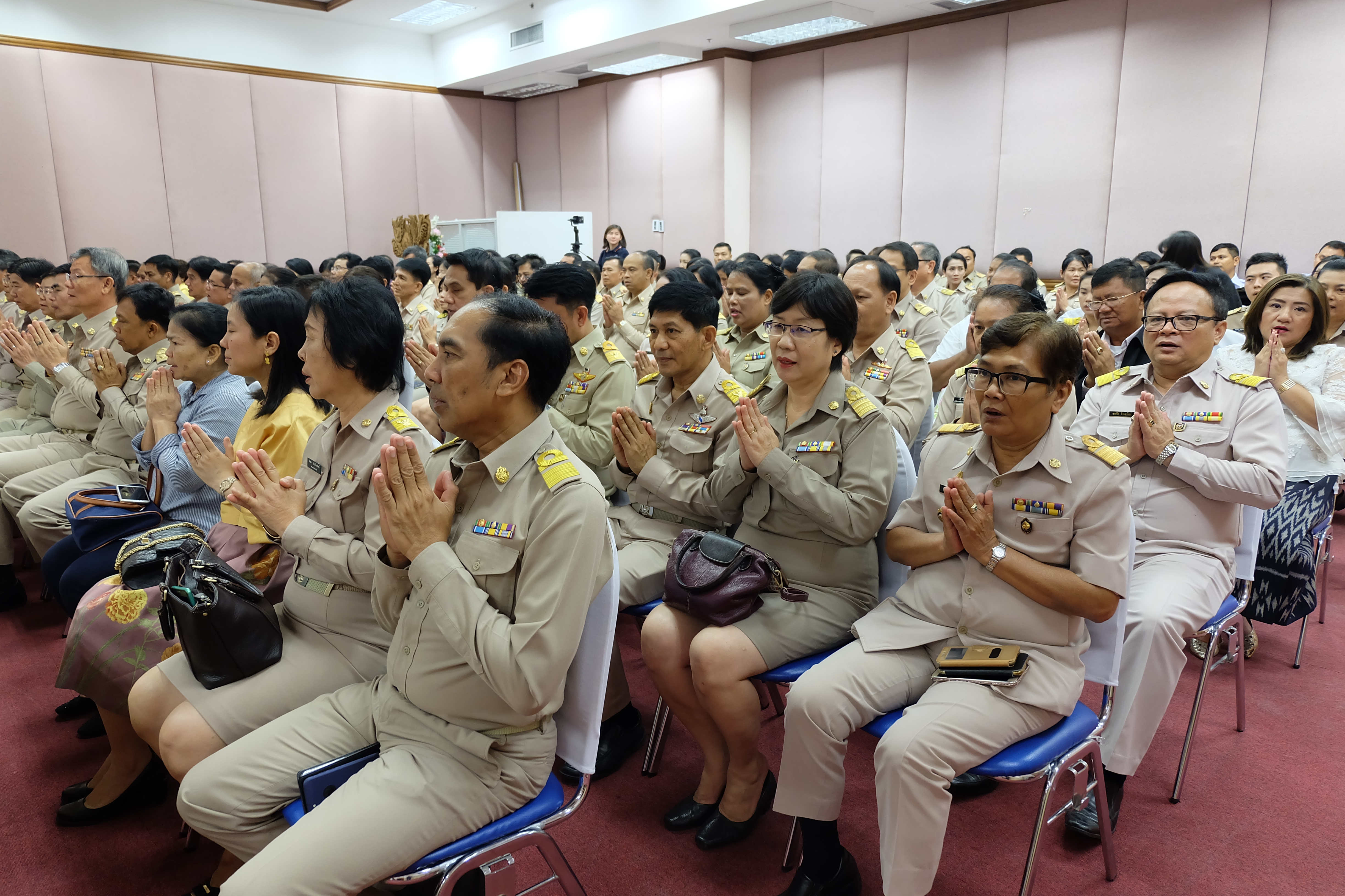 ทีมพัฒนาชุมชนสุโขทัยแสดงความยินดีกับท่านอธิบดีกรมการพัฒนาชุมชนคนใหม่ และร่วมงานวันก่อตั้งกรมการพัฒนาชุมชน 56 ปี กรมการพัฒนาชุมชน มุ่งมั่น “สร้างชุมชนเข้มแข็ง” ด้วยหลักปรัชญาของเศรษฐกิจพอเพียง