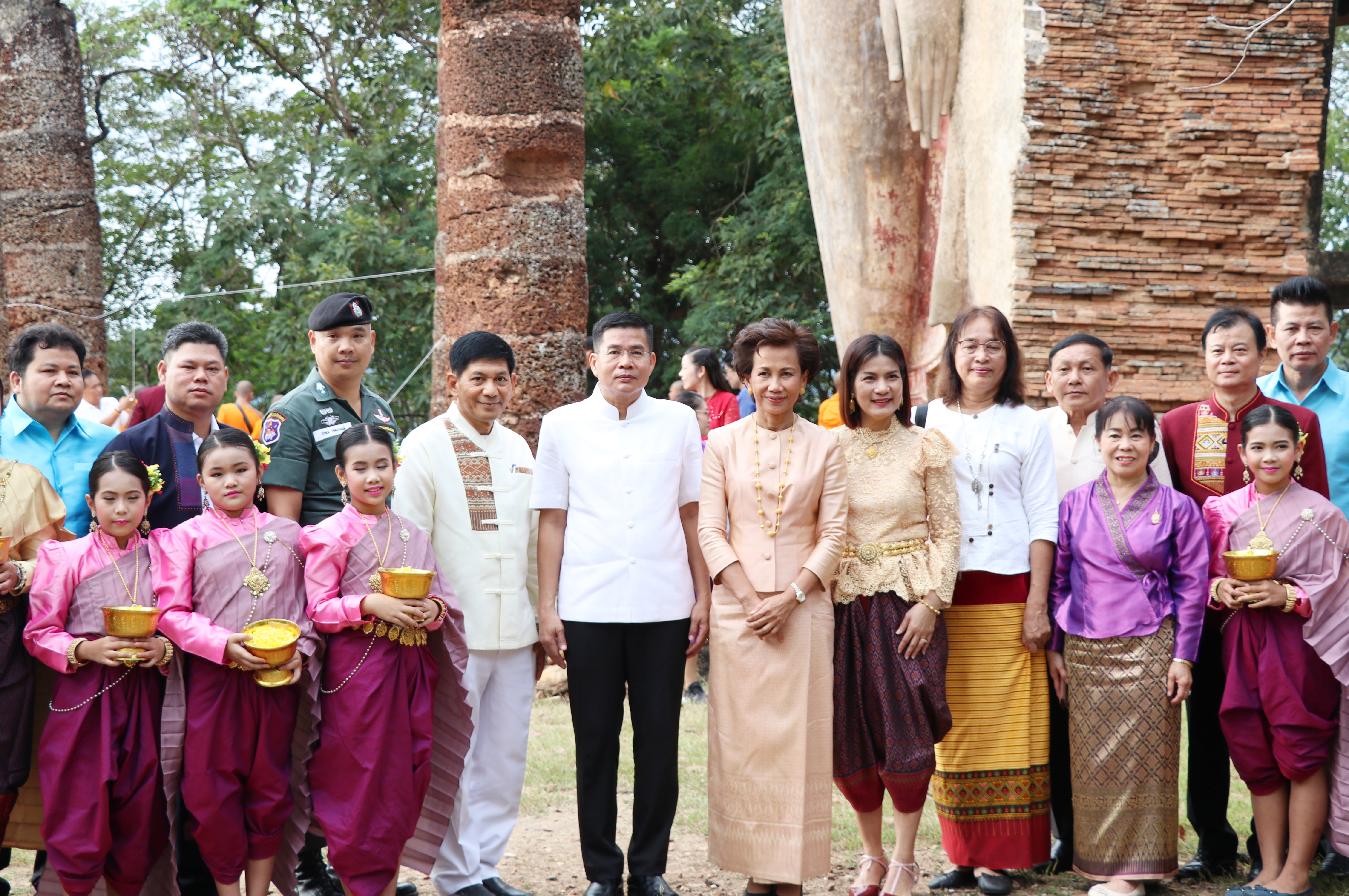 สำนักงานพัฒนาชุมชนจังหวัดสุโขทัย ร่วมประเพณีออกพรรษาตักบาตร เทโวโรหณะ นบพระอัฏฐารส ยอยศพ่อขุนรามคำแหงมหาราช