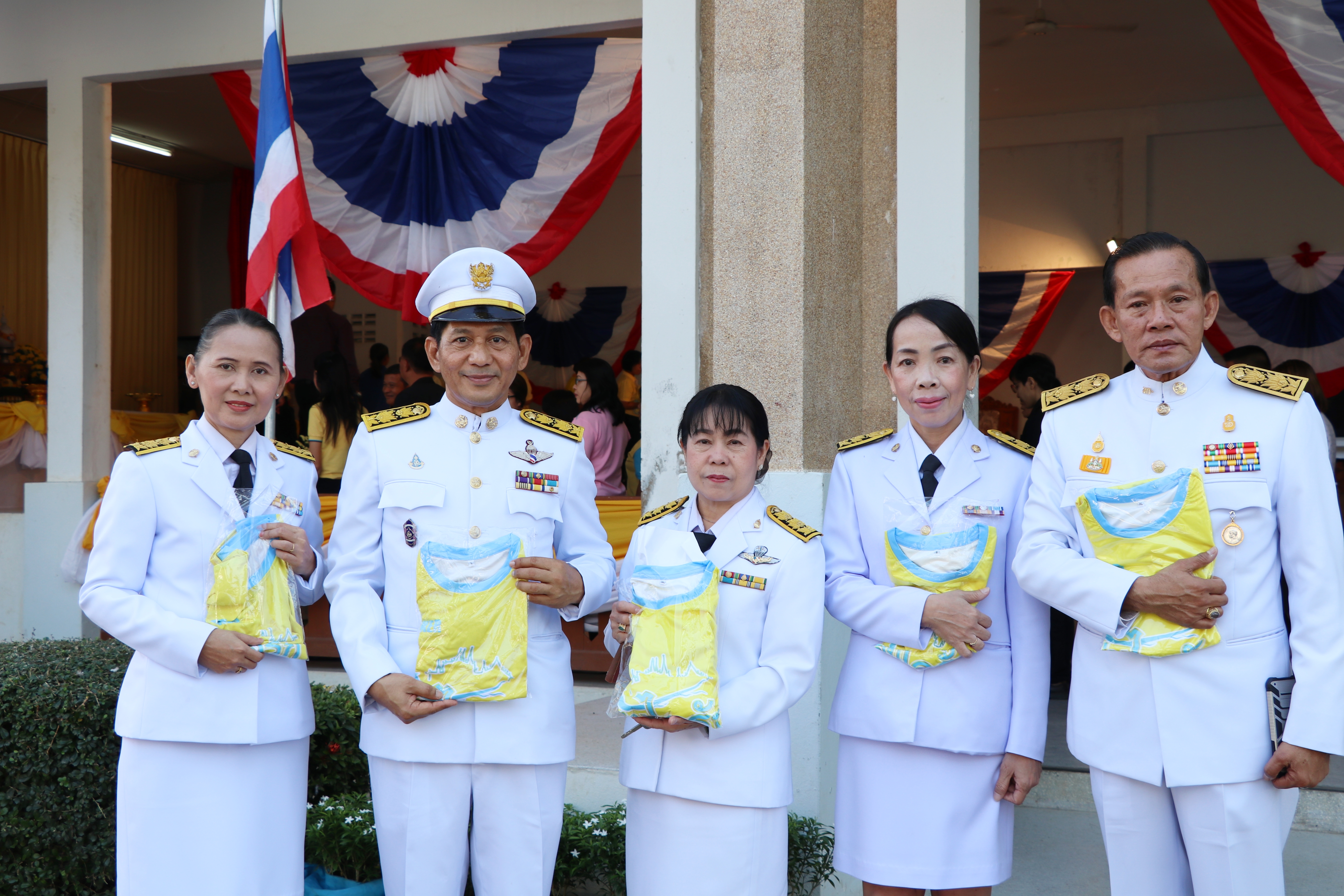 นายสุวิน พึ่งเงิน  พัฒนาการจังหวัดสุโขทัย นำข้าราชการสำนักงานพัฒนาชุมชนจังหวัดร่วมพิธีมอบเสื้อยืดพระราชทานในกิจกรรมจักรยานเฉลิมพระเกียรติ “Bike อุ่นไอรัก”
