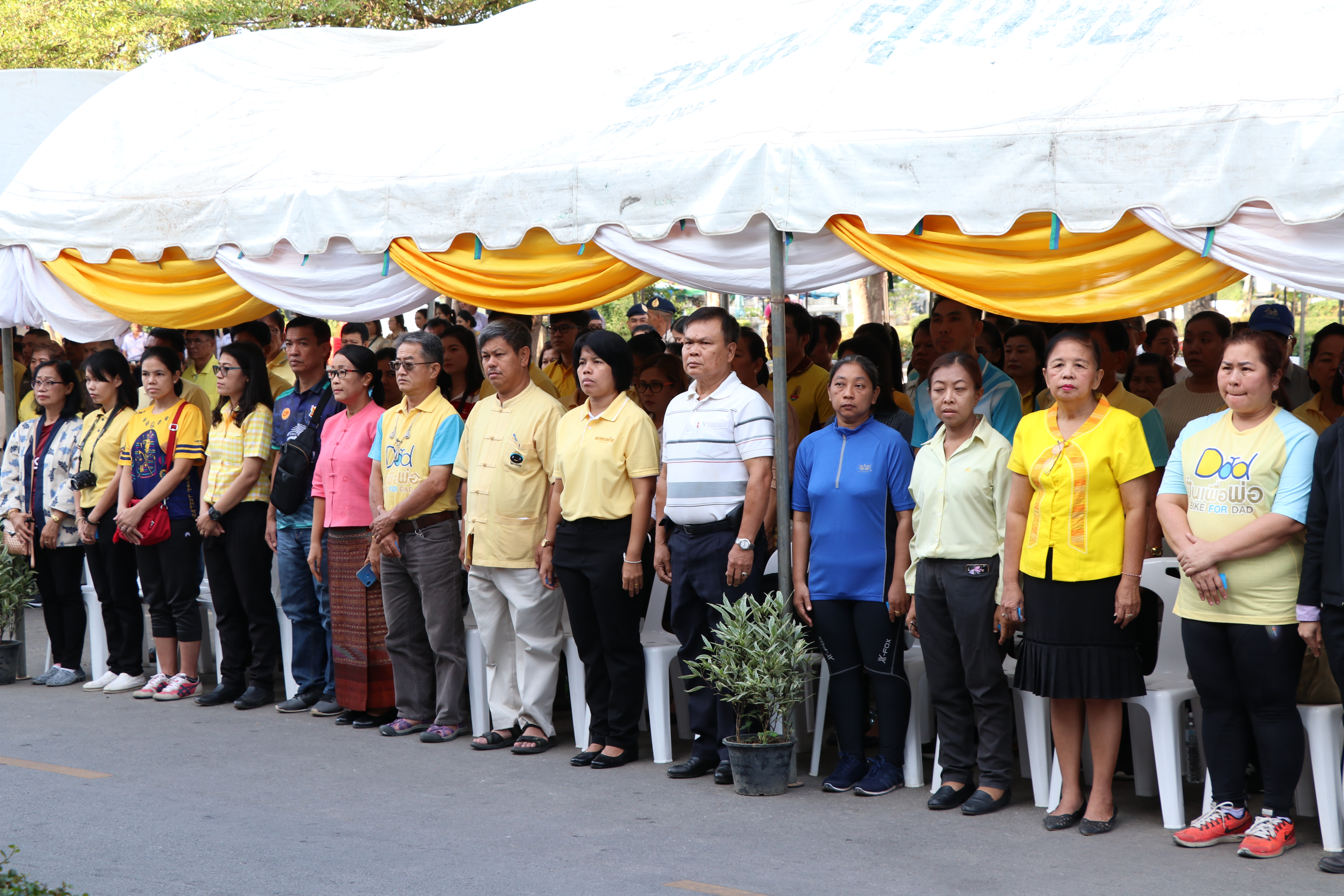 นายสุวิน พึ่งเงิน  พัฒนาการจังหวัดสุโขทัย นำข้าราชการสำนักงานพัฒนาชุมชนจังหวัดร่วมพิธีมอบเสื้อยืดพระราชทานในกิจกรรมจักรยานเฉลิมพระเกียรติ “Bike อุ่นไอรัก”