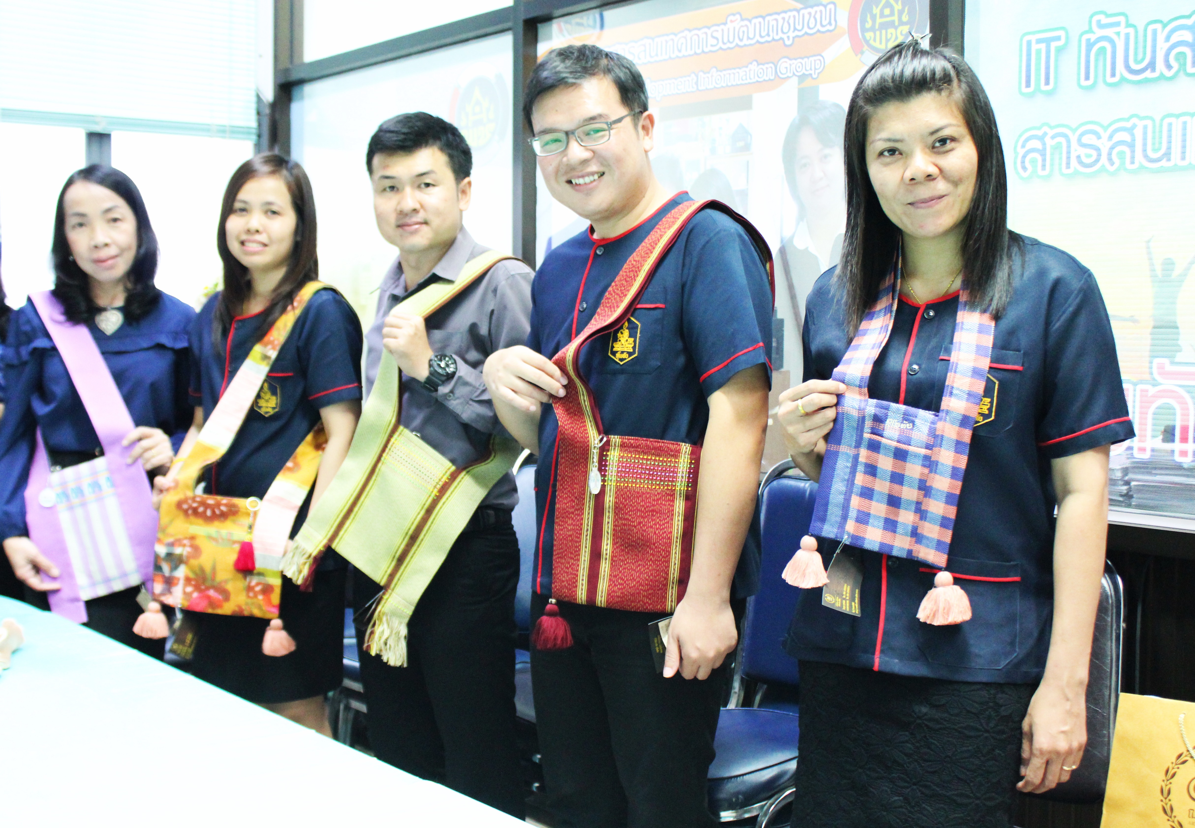 **** พช. สุโขทัย ประชาสัมพันธ์กระเช้าของขวัญปีใหม่ 2562 สร้างอาชีพ สร้างรายได้ตามนโยบายไทยนิยมยั่งยืน****