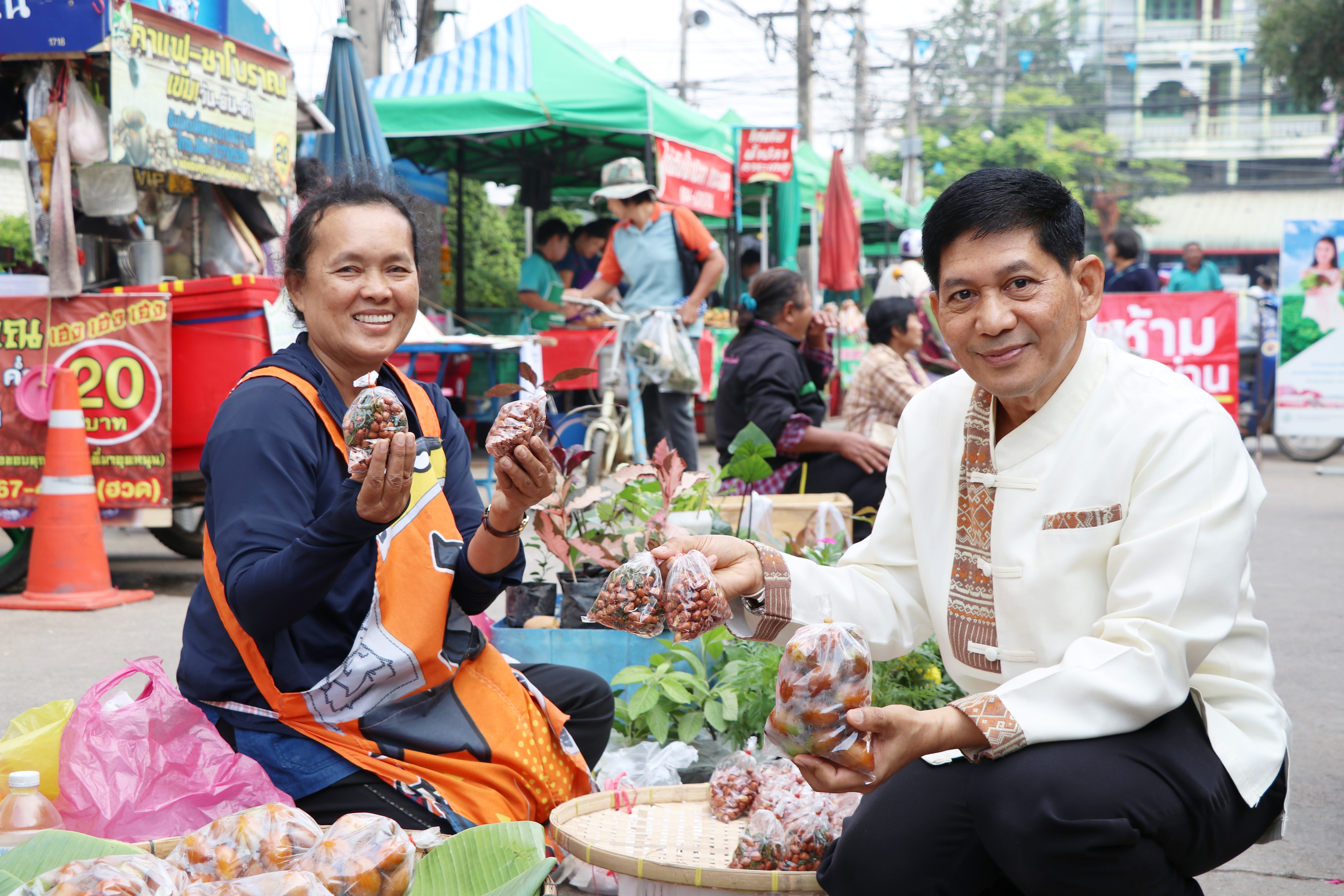 “พช.สุโขทัย เน้นการกระจายรายได้ ลดความเหลื่อมล้ำ”ตลาดประชารัฐ คนไทยยิ้มได้