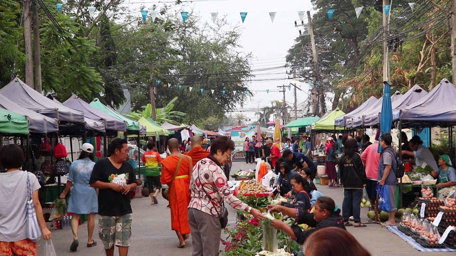 “พช.สุโขทัย เน้นการกระจายรายได้ ลดความเหลื่อมล้ำ”ตลาดประชารัฐ คนไทยยิ้มได้