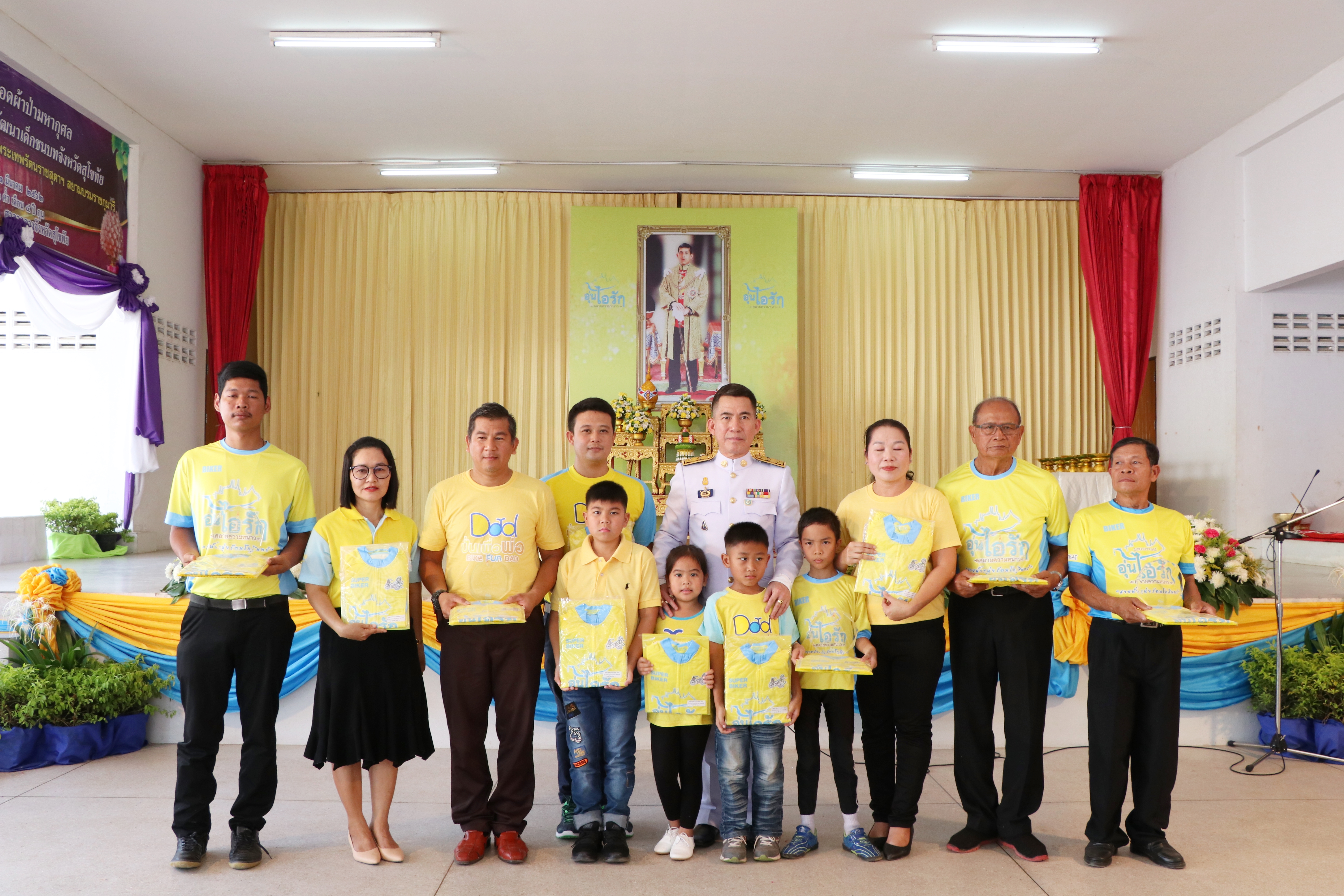 วันนี้ 31 มีนาคม 2562 เวลา 08.39 น. นายไมตรี ไตรติลานันท์ ผู้ว่าราชการจังหวัดสุโขทัย นำข้าราชการ ทุกหมู่เหล่า ร่วมงานวันที่ระลึกพระบาทสมเด็จพระนั่งเกล้าเจ้าอยู่หัว พระมหาเจษฎาราชเจ้า ณ ศาลาอเนกประสงค์ศาลากลางจังหวัดสุโขทัย และพิธีทอดผ้าป่ามหากุศล สมทบกองทุนพัฒนาเด็กชนบทจังหวัดสุโขทัย ในพระราชูปถัมภ์ สมเด็จพระเทพรัตนราชสุดาฯ สยามบรมราชกุมารี