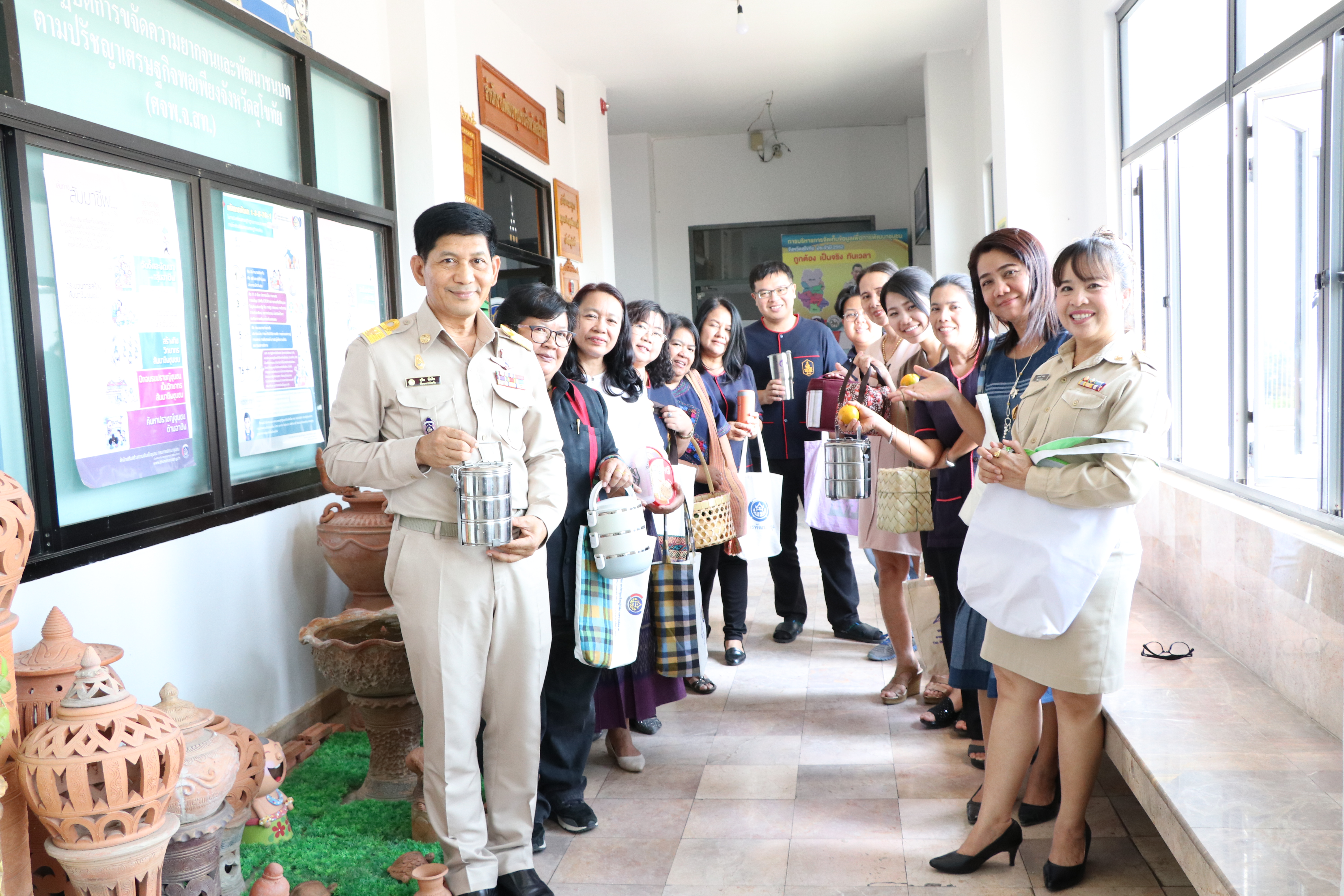 นายสุวิน  พึ่งเงิน พัฒนาการจังหวัดสุโขทัย นำทีมข้าราชการสำนักงานพัฒนาชุมชนจังหวัดสุโขทัย ร่วมโครงการกิจกรรม”ทำความดีด้วยหัวใจ ลดภัยสิ่งแวดล้อม”