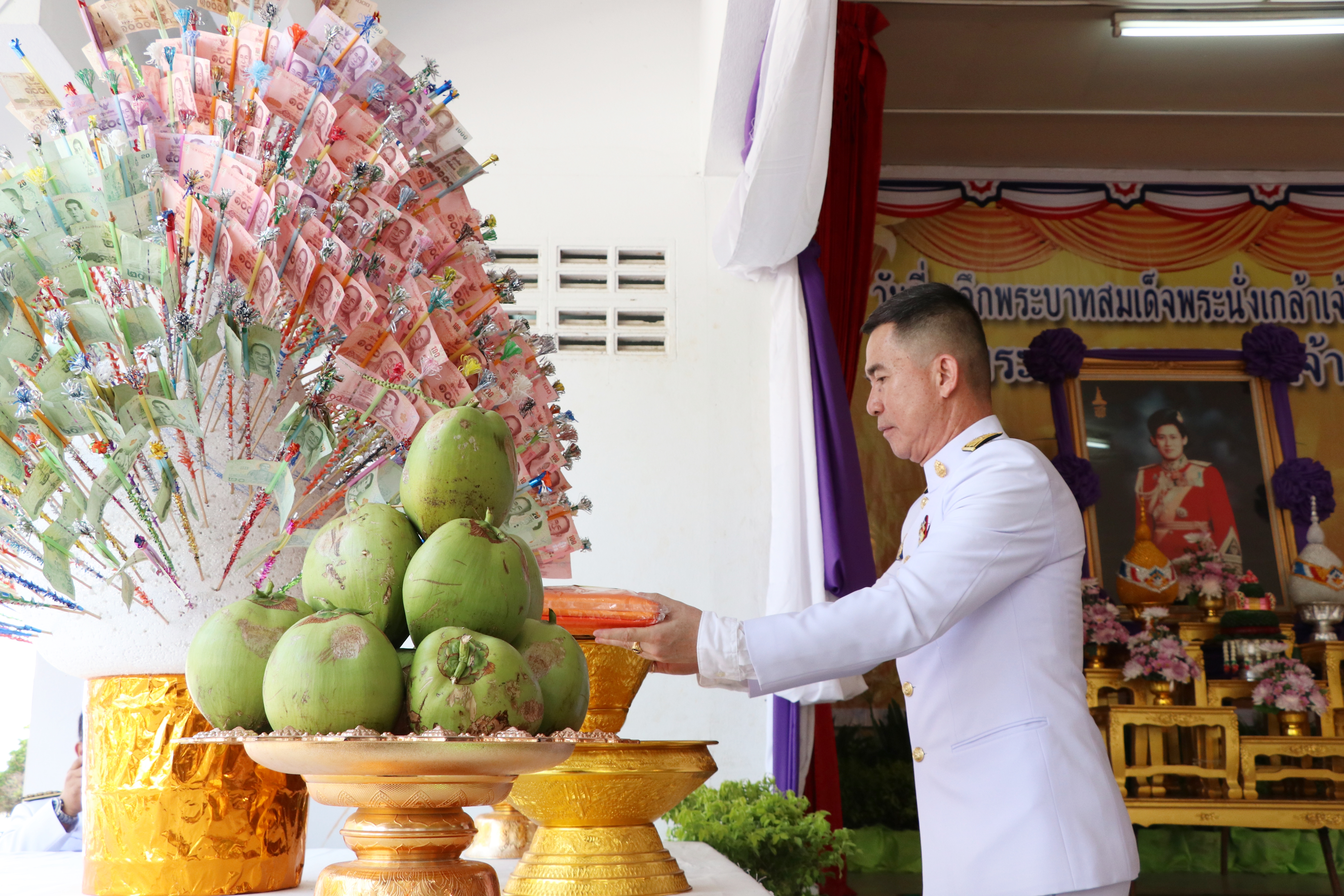 วันนี้ 31 มีนาคม 2562 เวลา 08.39 น. นายไมตรี ไตรติลานันท์ ผู้ว่าราชการจังหวัดสุโขทัย นำข้าราชการ ทุกหมู่เหล่า ร่วมงานวันที่ระลึกพระบาทสมเด็จพระนั่งเกล้าเจ้าอยู่หัว พระมหาเจษฎาราชเจ้า ณ ศาลาอเนกประสงค์ศาลากลางจังหวัดสุโขทัย และพิธีทอดผ้าป่ามหากุศล สมทบกองทุนพัฒนาเด็กชนบทจังหวัดสุโขทัย ในพระราชูปถัมภ์ สมเด็จพระเทพรัตนราชสุดาฯ สยามบรมราชกุมารี