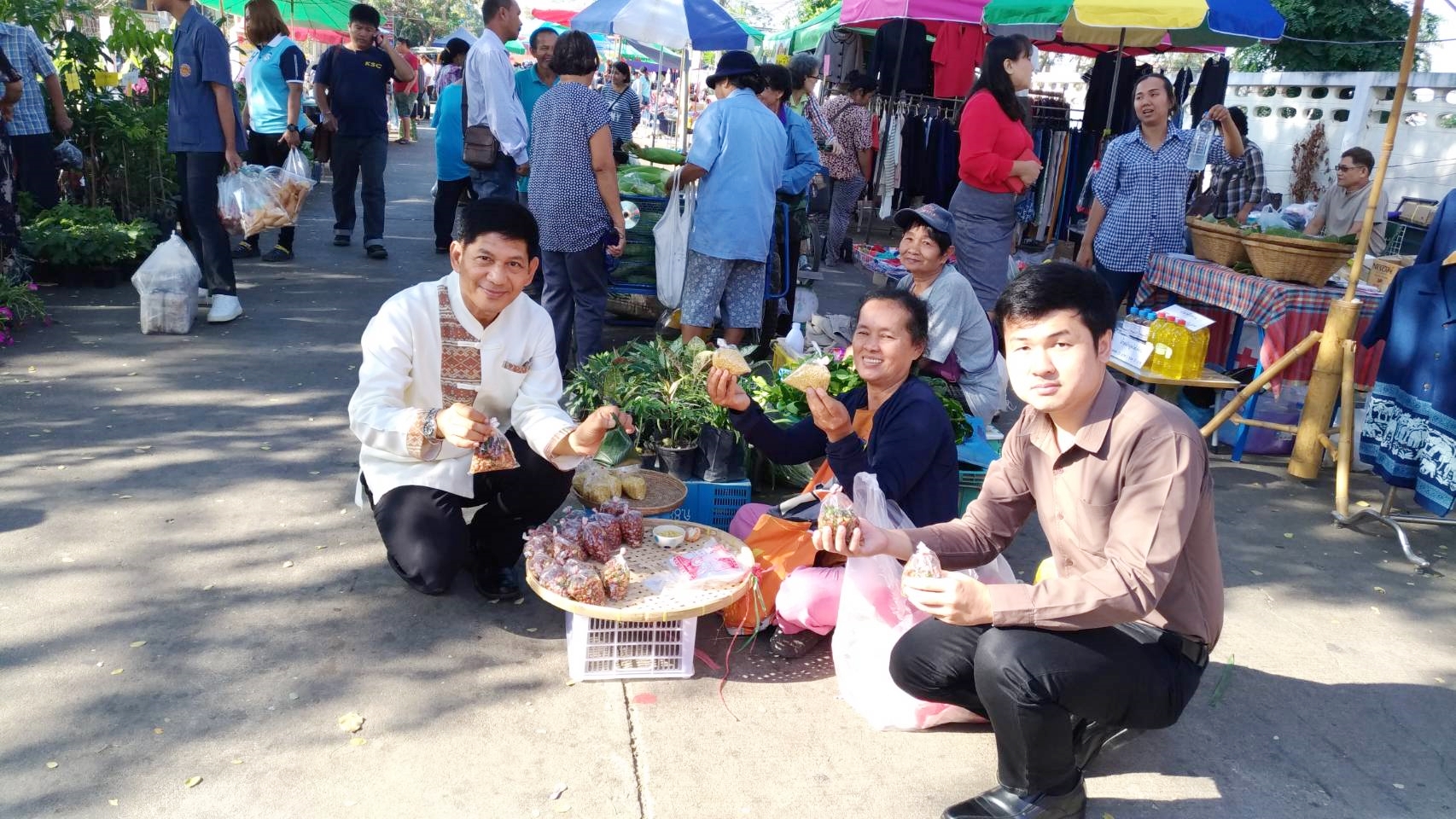 วันที่ 6 มีนาคม 2562 เวลา 08.00 น. นายสุวิน พึ่งเงิน พัฒนาการจังหวัดสุโขทัย ตรวจเยี่ยมและให้คำแนะนำผู้ประกอบการร้านค้า รวมทั้งเชิญชวนพี่น้องประชาชน และนักท่องเที่ยวเลือกซื้อสินค้าจากร้านค้าตลาดประชารัฐคนไทยยิ้มได้