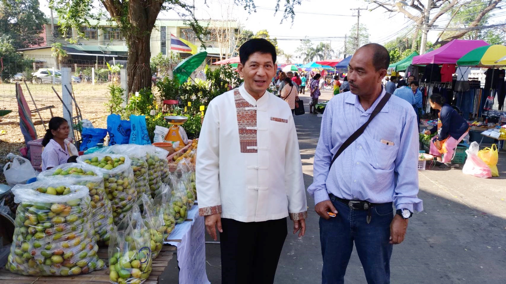 วันที่ 6 มีนาคม 2562 เวลา 08.00 น. นายสุวิน พึ่งเงิน พัฒนาการจังหวัดสุโขทัย ตรวจเยี่ยมและให้คำแนะนำผู้ประกอบการร้านค้า รวมทั้งเชิญชวนพี่น้องประชาชน และนักท่องเที่ยวเลือกซื้อสินค้าจากร้านค้าตลาดประชารัฐคนไทยยิ้มได้