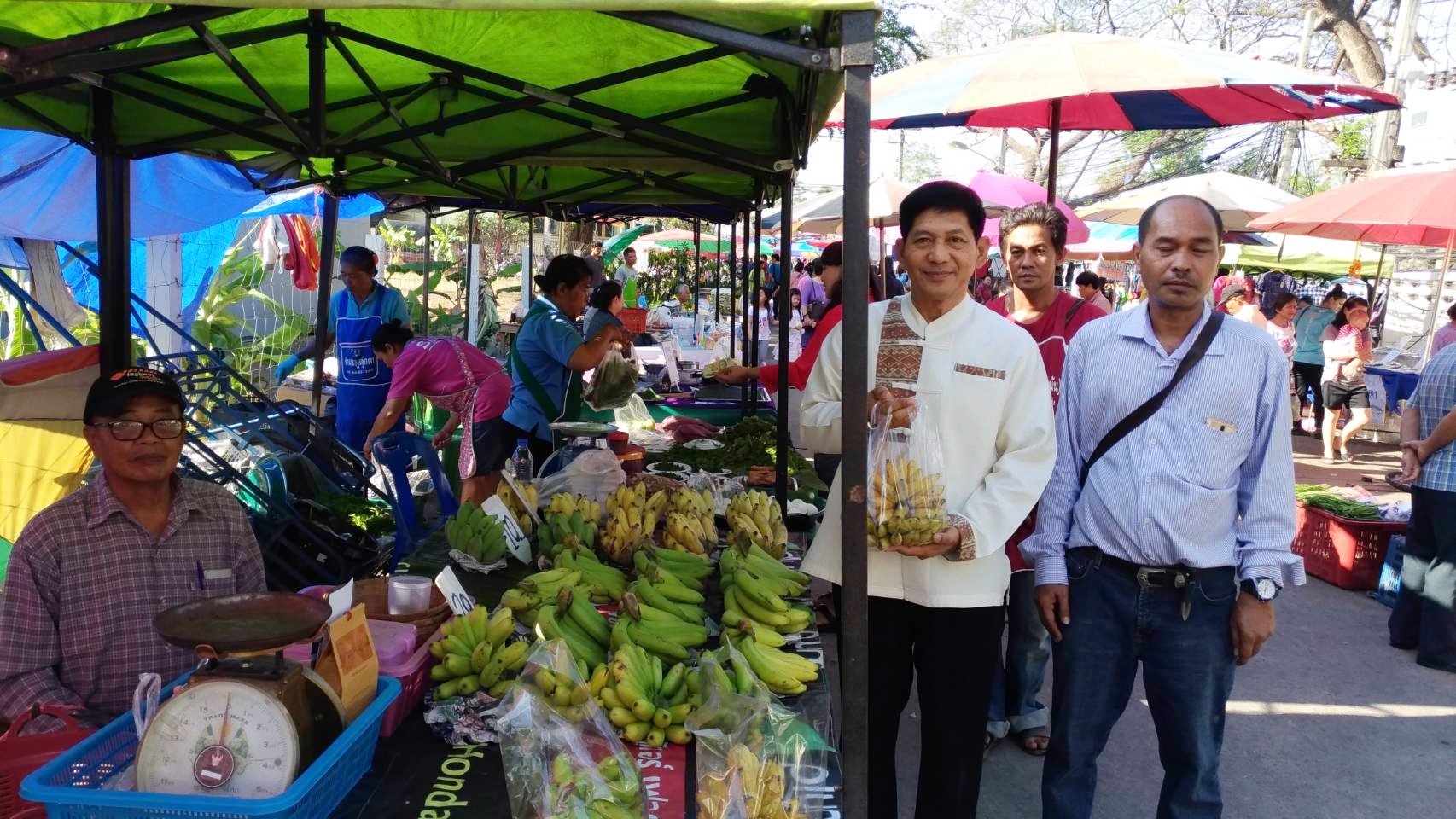 วันที่ 6 มีนาคม 2562 เวลา 08.00 น. นายสุวิน พึ่งเงิน พัฒนาการจังหวัดสุโขทัย ตรวจเยี่ยมและให้คำแนะนำผู้ประกอบการร้านค้า รวมทั้งเชิญชวนพี่น้องประชาชน และนักท่องเที่ยวเลือกซื้อสินค้าจากร้านค้าตลาดประชารัฐคนไทยยิ้มได้