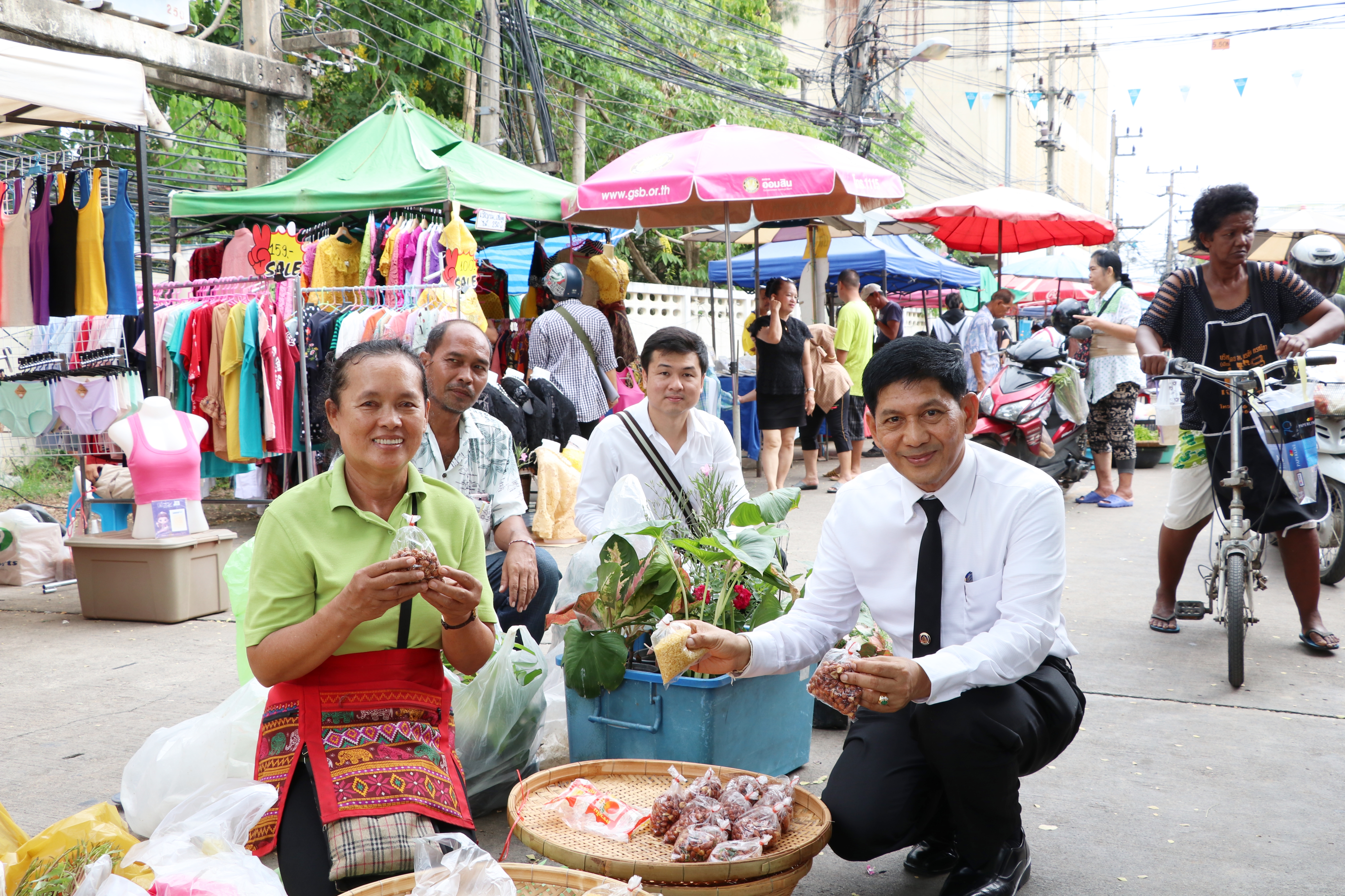 วันที่ 29 พฤษภาคม 2562 เวลา 08.00 น. นายสุวิน พึ่งเงิน พัฒนาการจังหวัดสุโขทัย ตรวจเยี่ยมและให้คำแนะนำผู้ประกอบการร้านค้า ตลาดประชารัฐคนไทยยิ้มได้ บริเวณซอยข้างธนาคาร ธกส. อำเภอเมืองสุโขทัย จังหวัดสุโขทัย