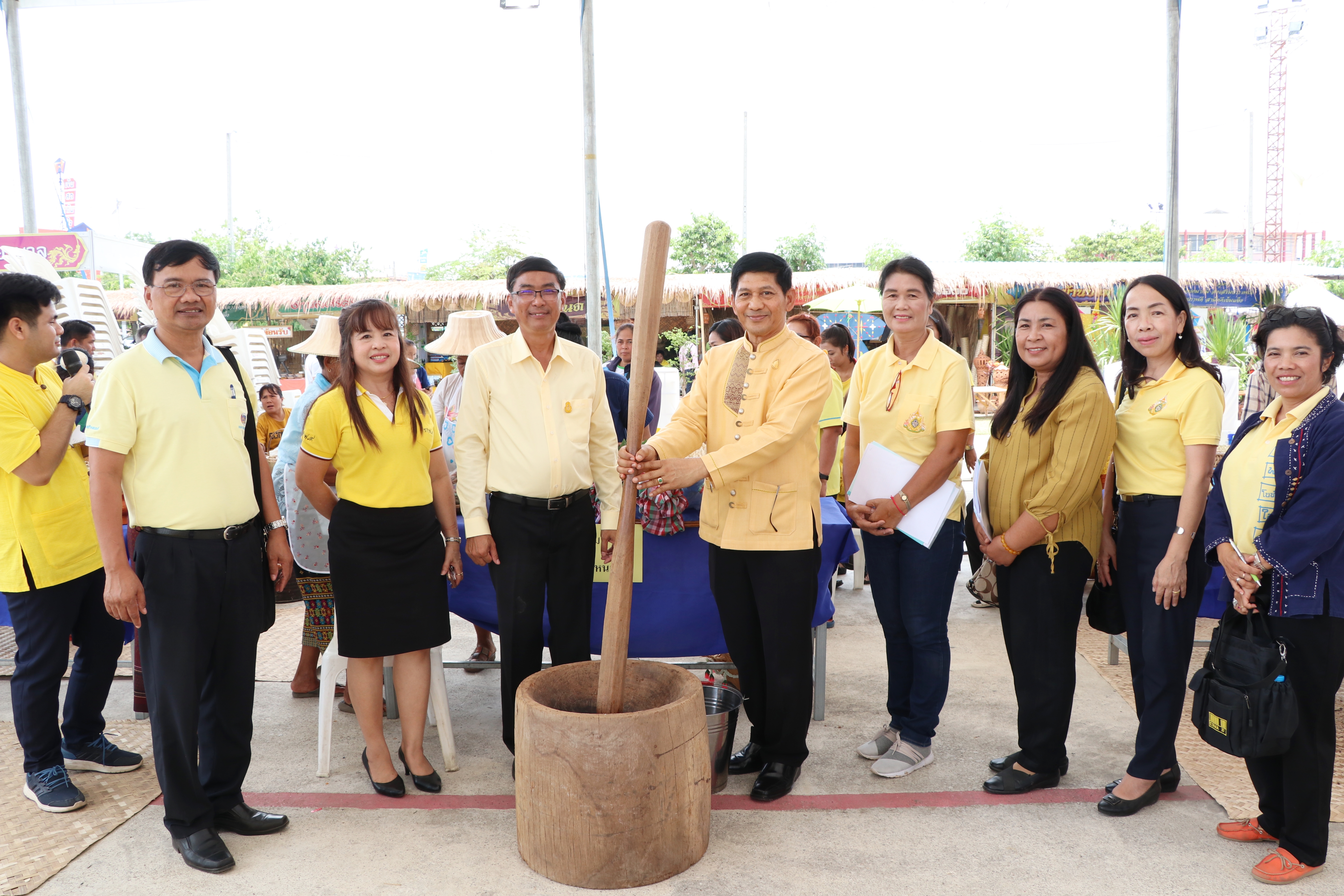 นที่ 14 พฤษภาคม 2562 เวลา 12.00 น. นายสุวิน พึ่งเงิน พัฒนาการจังหวัดสุโขทัย ลงพื้นที่ตรวจเยี่ยมผู้ประกอบการสินค้า OTOP ที่นำสินค้าไปจำหน่ายภายในงานสักการะพระแม่ย่าและงานประเพณีของดีคีรีมาศ ประจำปี 2562
