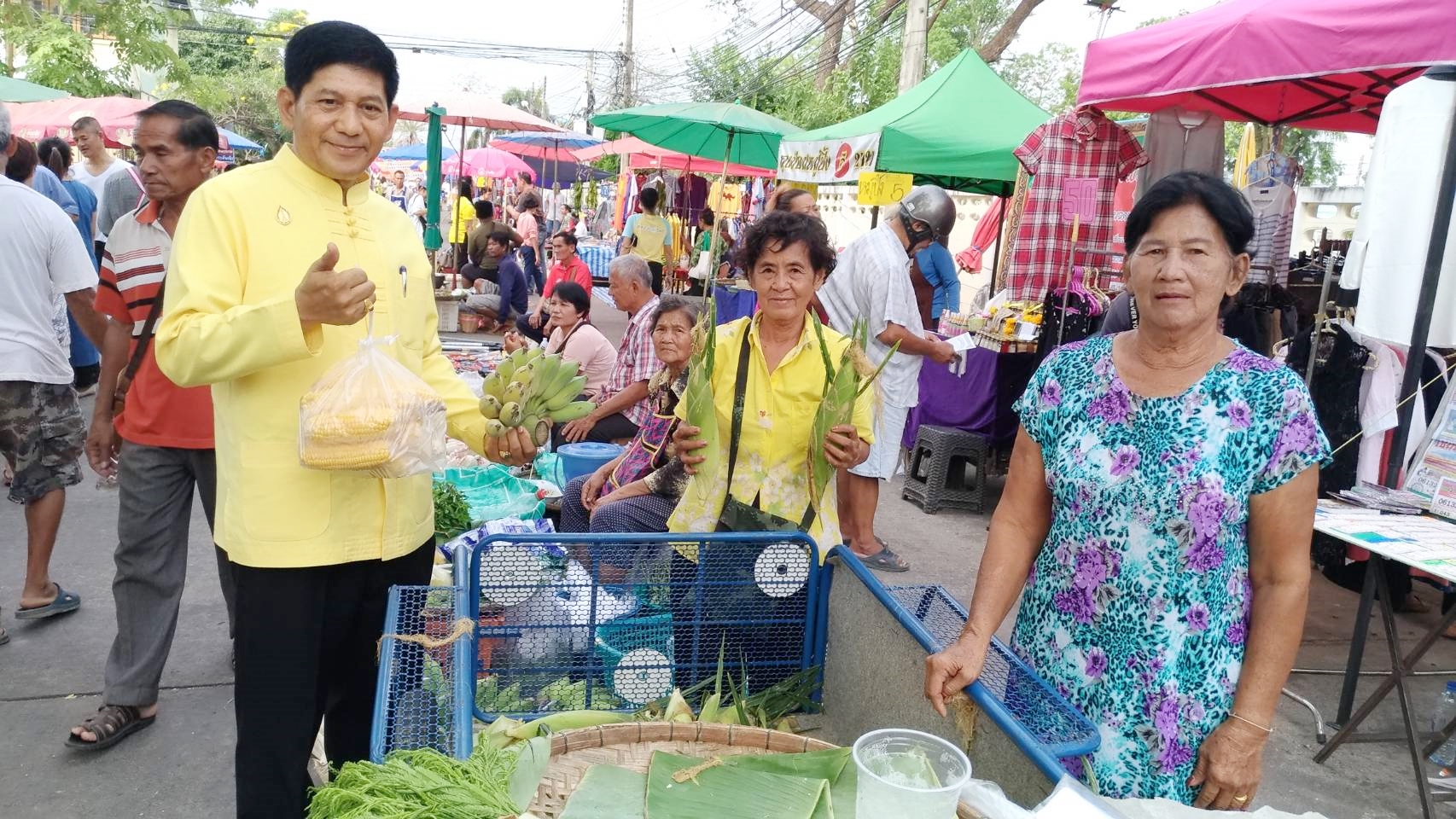 วันที่ 8 พฤษภาคม 2562 เวลา 08.00 น. นายสุวิน พึ่งเงิน พัฒนาการจังหวัดสุโขทัย ตรวจเยี่ยมและให้คำแนะนำผู้ประกอบการร้านค้า ตลาดประชารัฐคนไทยยิ้มได้ บริเวณซอยข้างธนาคาร ธกส. อำเภอเมืองสุโขทัย จังหวัดสุโขทัย