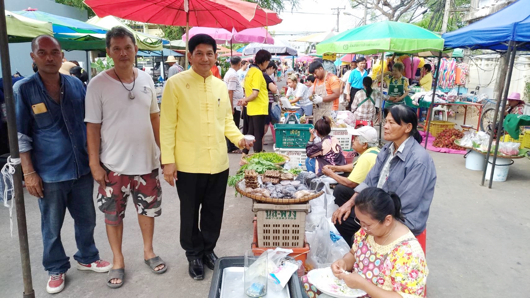 วันที่ 8 พฤษภาคม 2562 เวลา 08.00 น. นายสุวิน พึ่งเงิน พัฒนาการจังหวัดสุโขทัย ตรวจเยี่ยมและให้คำแนะนำผู้ประกอบการร้านค้า ตลาดประชารัฐคนไทยยิ้มได้ บริเวณซอยข้างธนาคาร ธกส. อำเภอเมืองสุโขทัย จังหวัดสุโขทัย